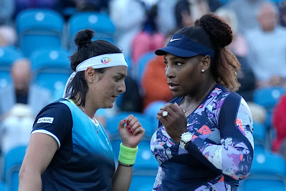 Serena Williams (r) und Ons Jabeur sprechen während einer Partie miteinander.  