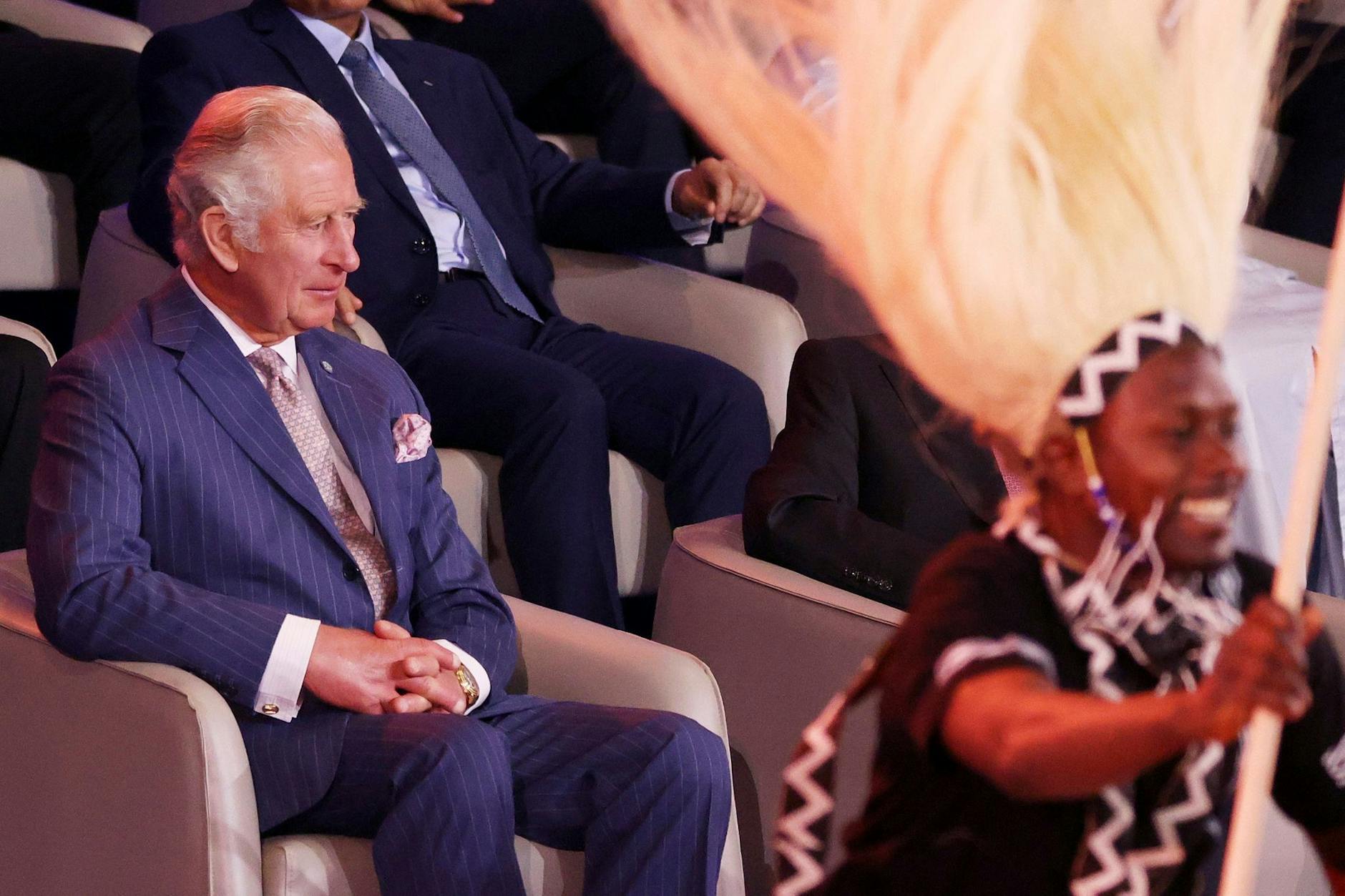 Der britische Prinz Charles verfolgt den Auftritt traditioneller Tänzer während der Eröffnungszeremonie des Treffens der Regierungschefs des Commonwealth (CHOGM). Pool/AP/dpa