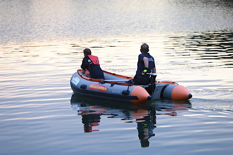 Spezialisten suchen auf dem Weißen See nach dem vermissten 26-Jährigen.