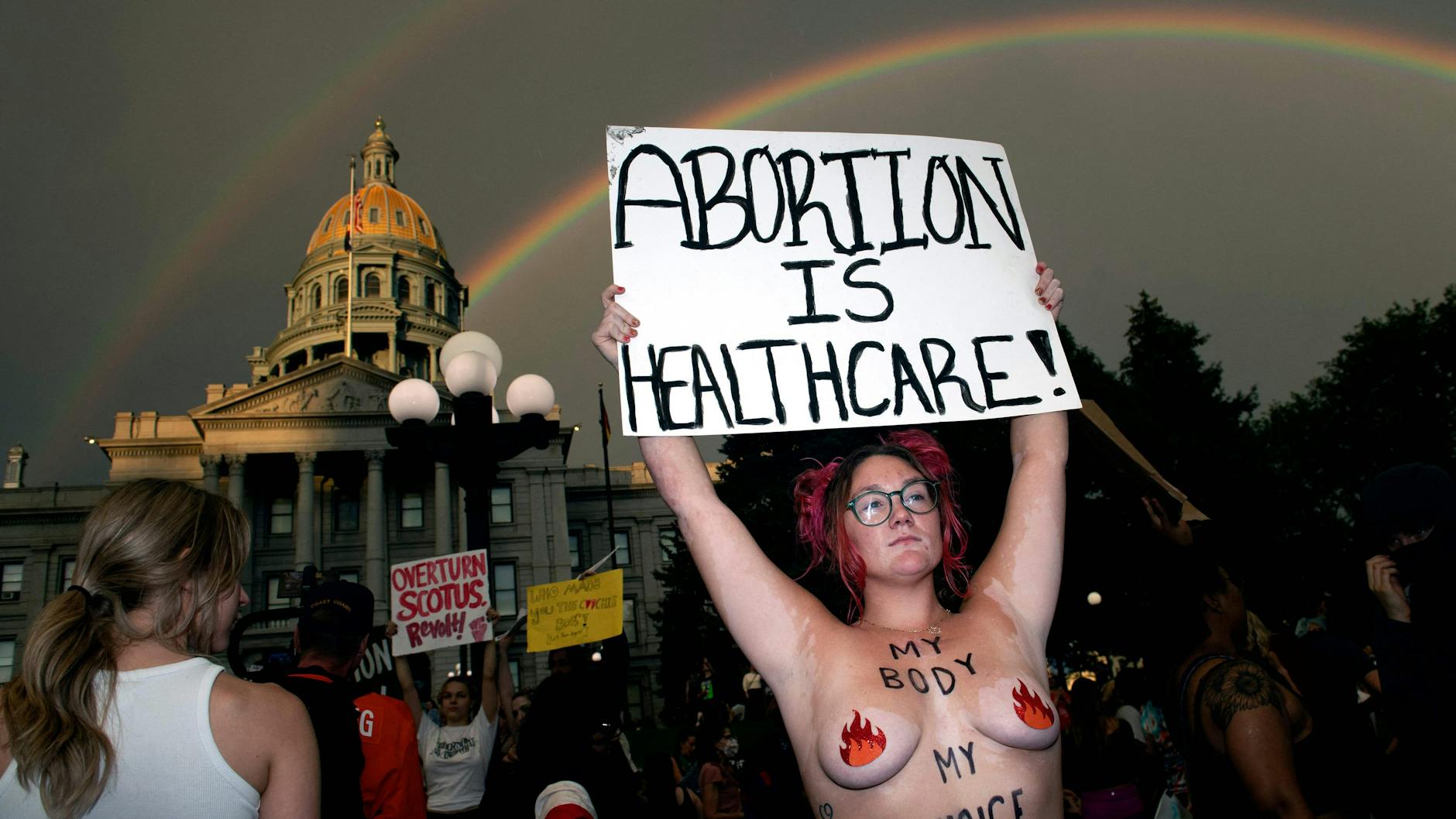 Proteste in Colorado gegen die Entscheidung der Supreme Court, das Grundsatzurteil „Roe v. Wade“ aus dem Jahr 1973 aufzuheben und damit den Weg für schärfere Abtreibungsgesetze frei zu machen.