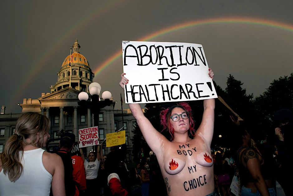 Proteste in Colorado gegen die Entscheidung der Supreme Court, das Grundsatzurteil „Roe v. Wade“ aus dem Jahr 1973 aufzuheben und damit den Weg&nbsp;für schärfere Abtreibungsgesetze frei zu machen.