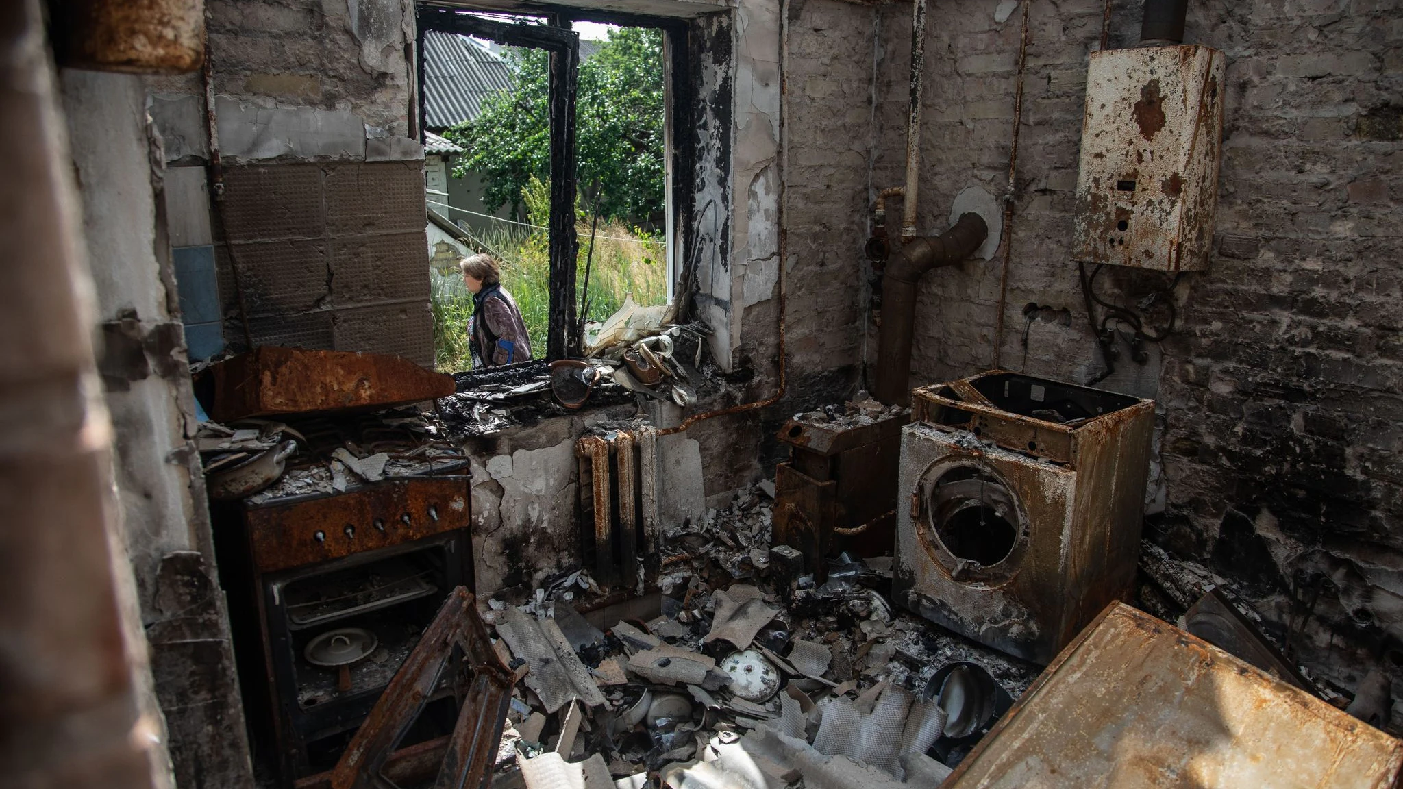 Blick in ein durch russischen Beschuss zerstörtes Wohnhaus in Horenka.  