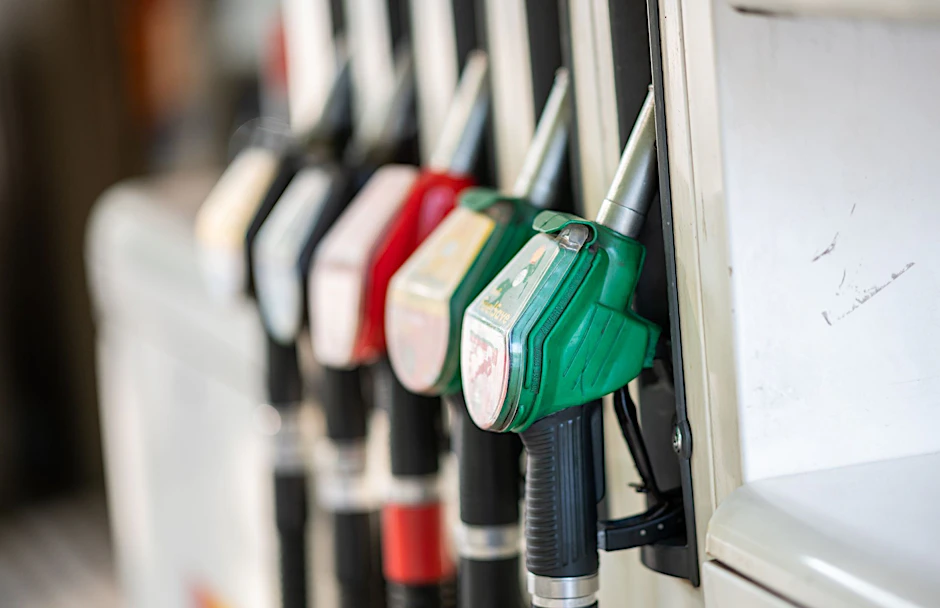 Zapfpistolen für Kraftstoffe sind an einer Tankstelle zu sehen.  