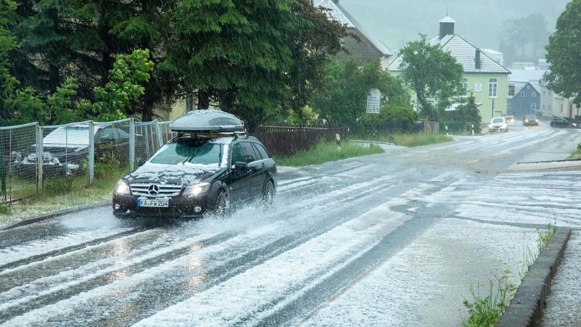 Hagel und Starkregen - wie hier zuletzt im Erzgebirge - sind wieder möglich.