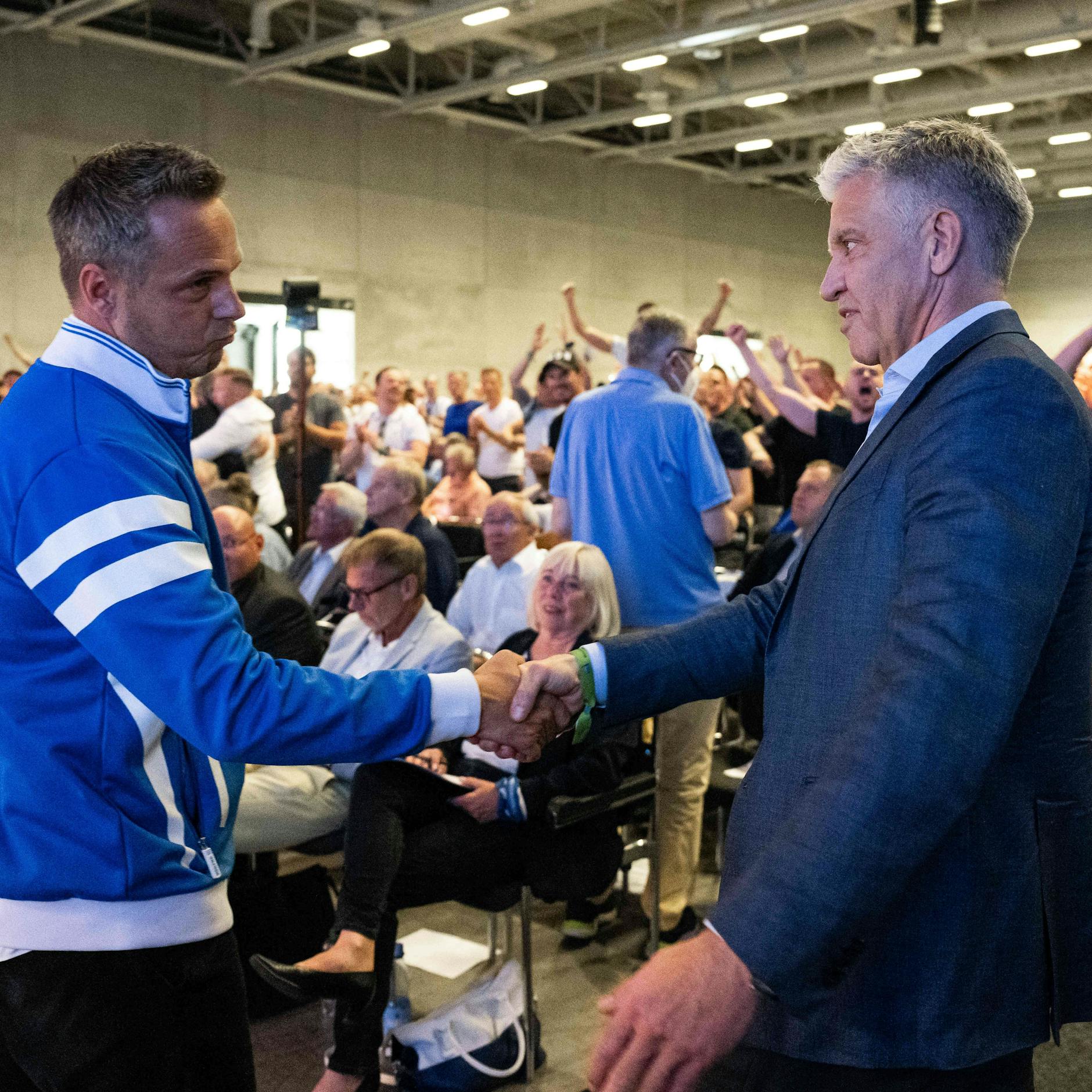 Der unterlegene Kandidat Frank Steffel (r.) gratuliert Kay Bernstein zum Wahlsieg.