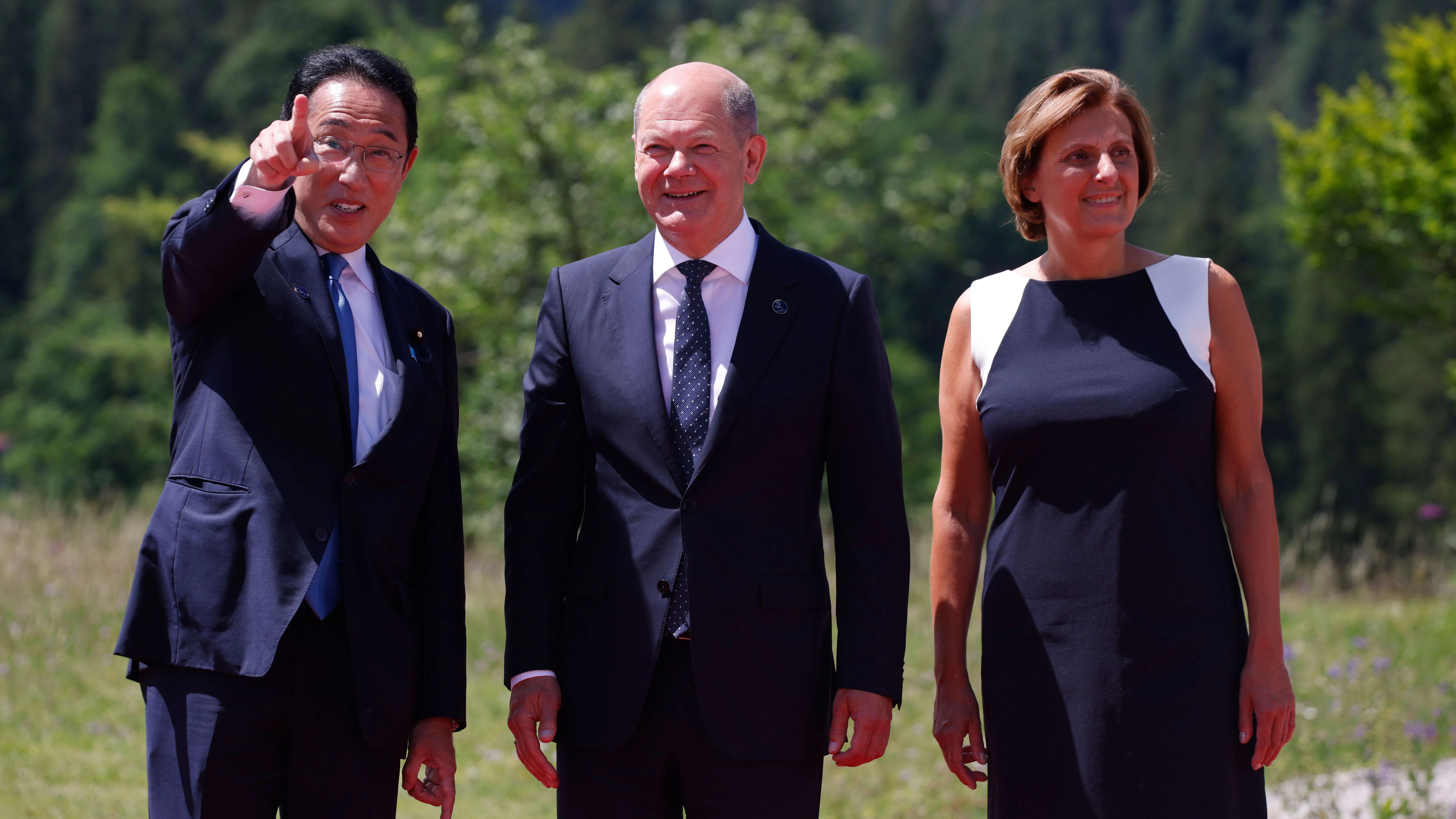 Fumio Kishida, Premierminister von Japan, wird von Bundeskanzler Olaf Scholz (SPD) und seiner Frau Britta Ernst begrüßt.