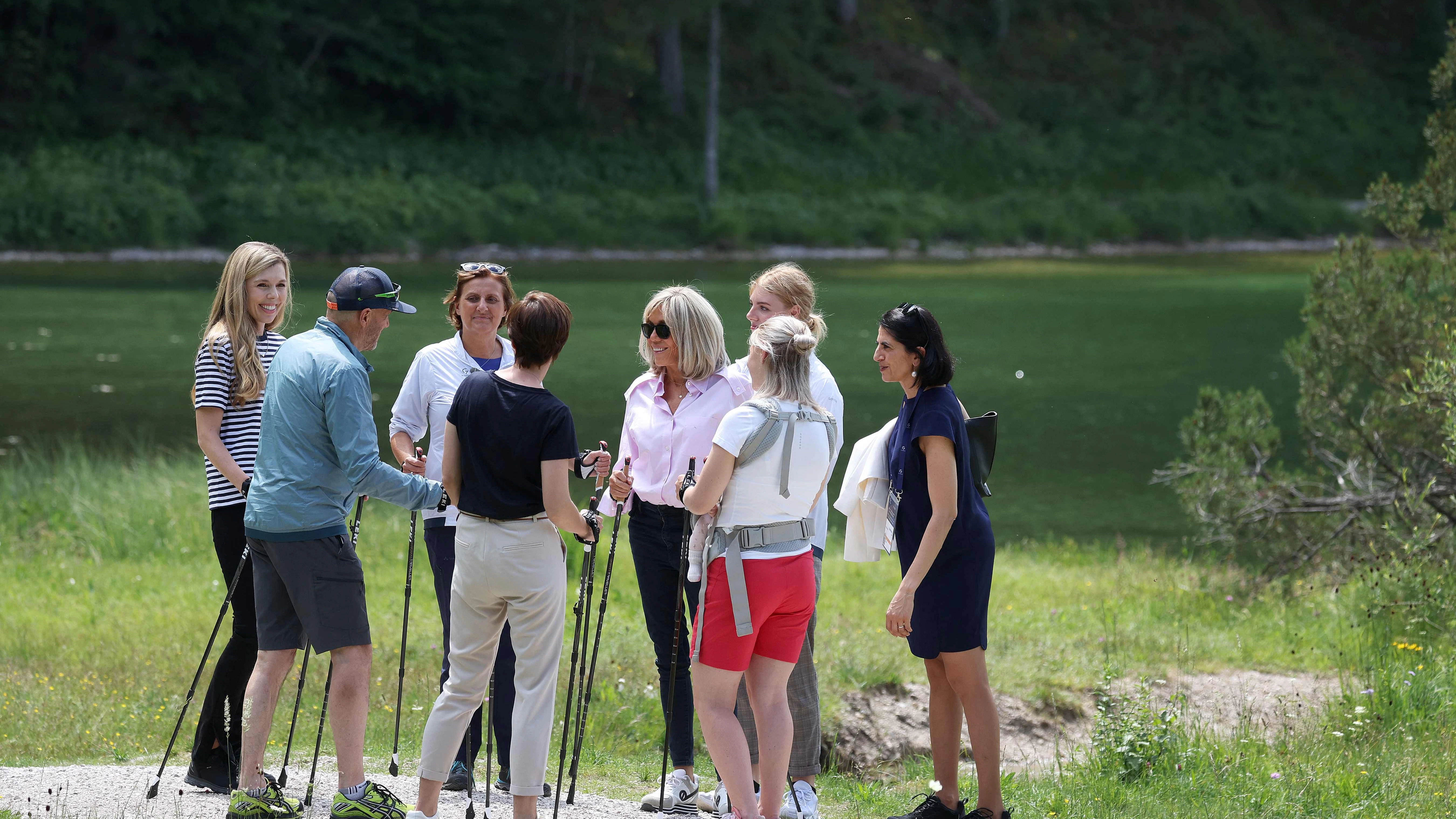 Die First Ladies beim Nordic Walking am Ferchensee. Von links nach rechts: Carrie Johnson, Ehefrau des britischen Premierministers; Christian Neureuther, ehemaliger Ski-Profi;&nbsp;Britta Ernst, Ehefrau von Bundeskanzler Olaf Scholz; Amelie Derbaudrenghien, Partnerin von EU-Ratspräsident Michel; Brigitte Macron, Ehefrau von Frankreichs Präsident Emmanuel Macron&nbsp;und Miriam Neureuther, ehemalige Biathletin.