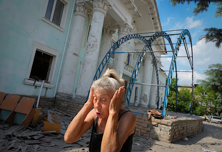 Eine Frau hält sich nach einem russischen Luftangriff in Lyssytschansk die Ohren zu.