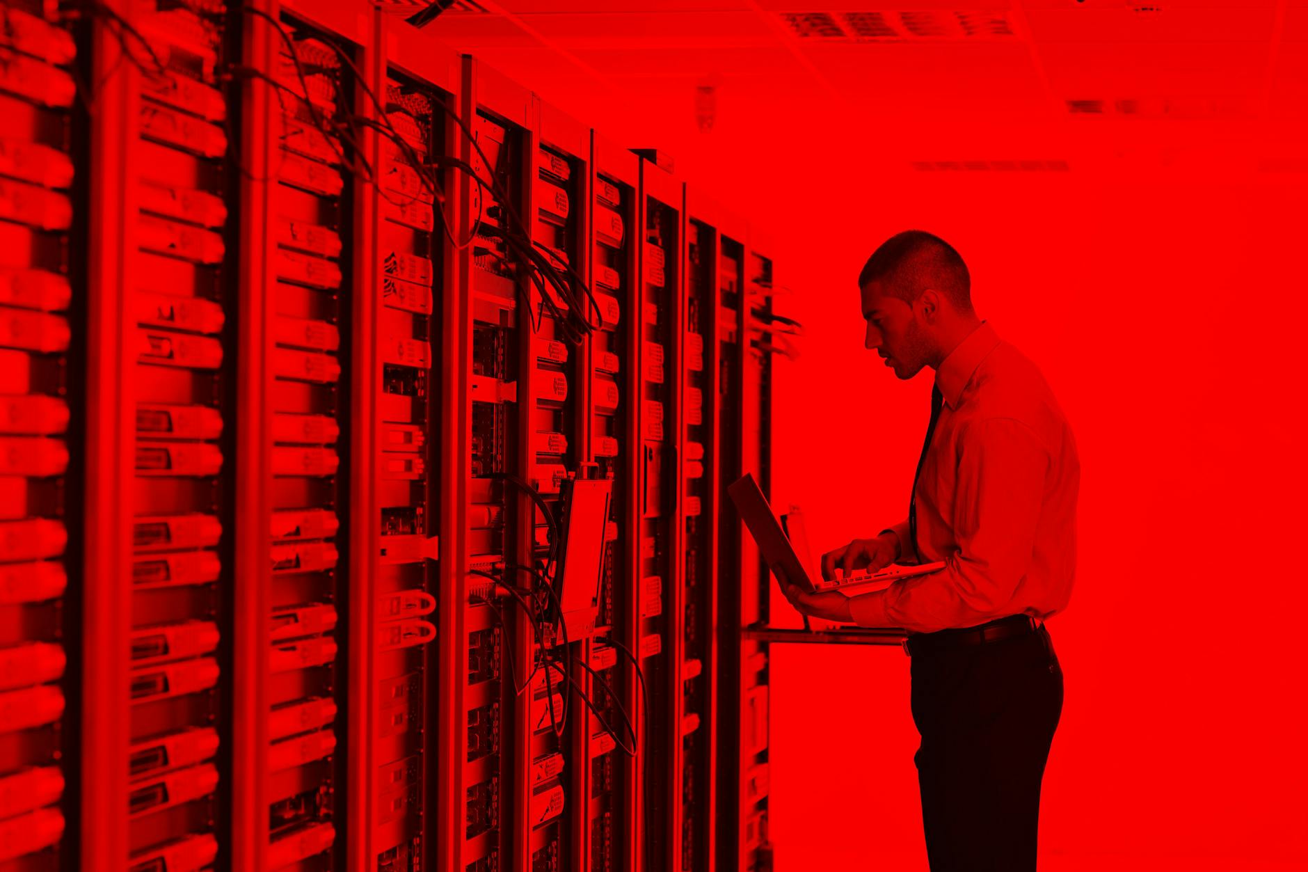 Ein Systemadministrator in einem Serverraum