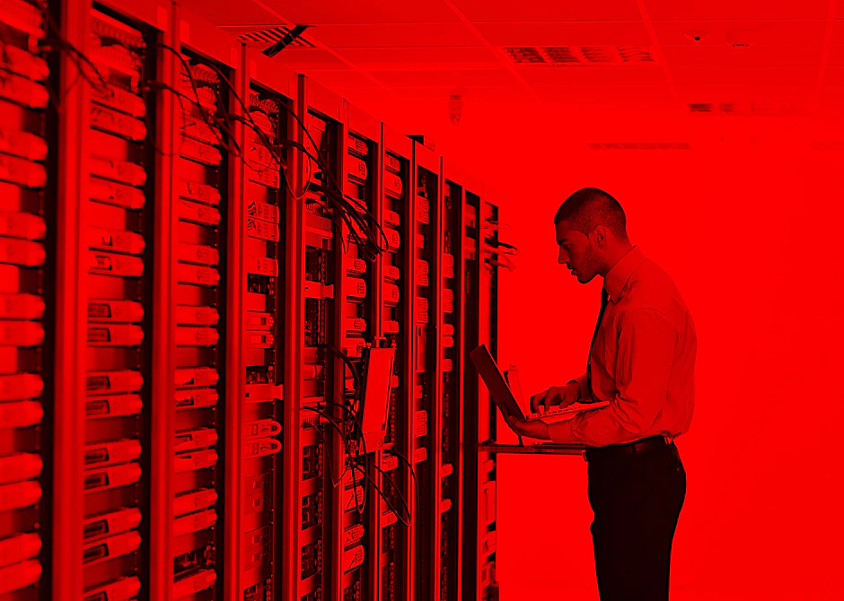 Ein Systemadministrator in einem Serverraum