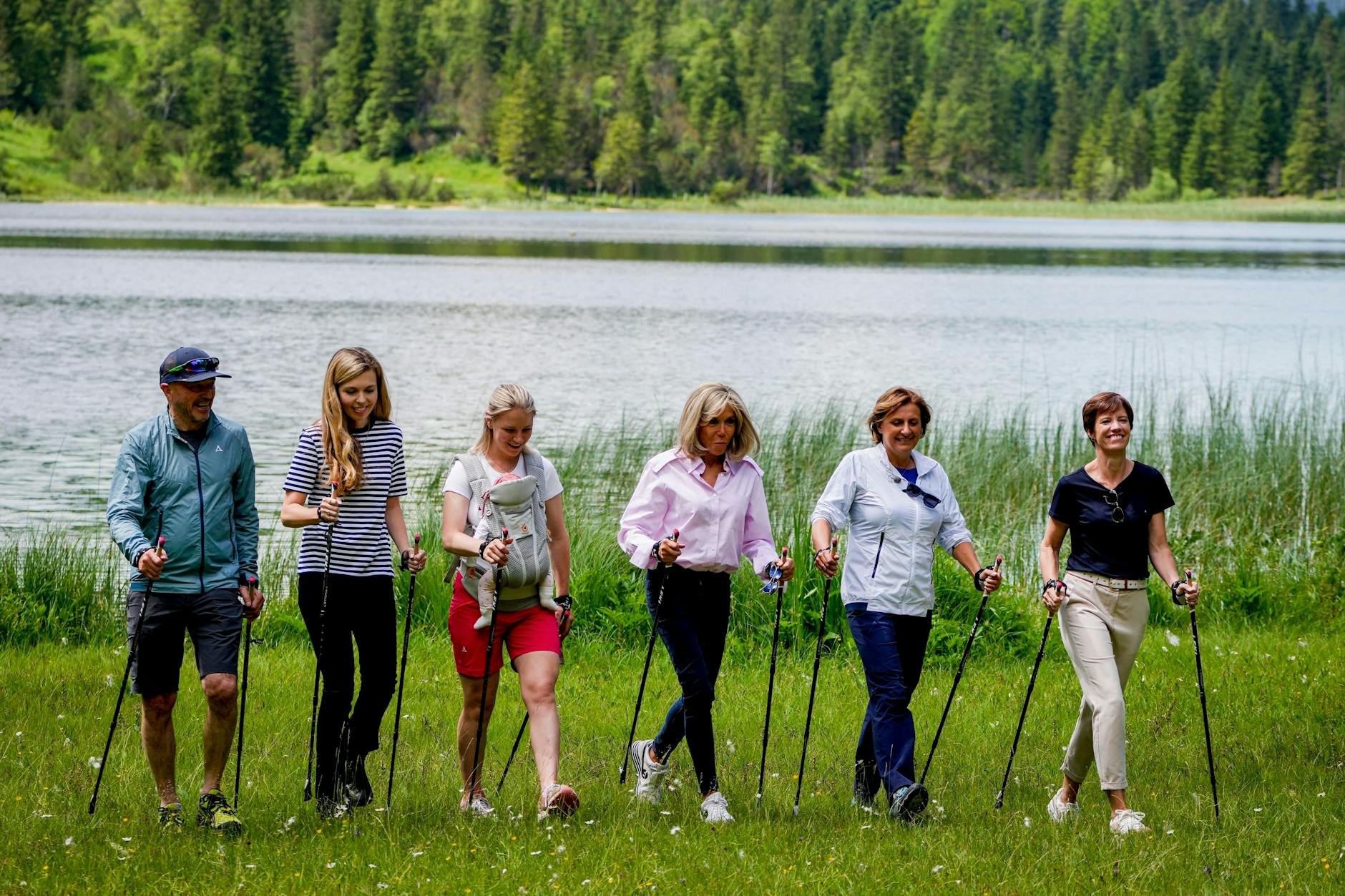 Bei ihrem ersten großen internationalen Auftritt leitete Olaf Scholz’ Ehefrau Britta Ernst (2.v.r.) das begleitende Programm für die Ehepartner. Beim Nordic Walking assistierte Skistar Christian Neureuther (l.).