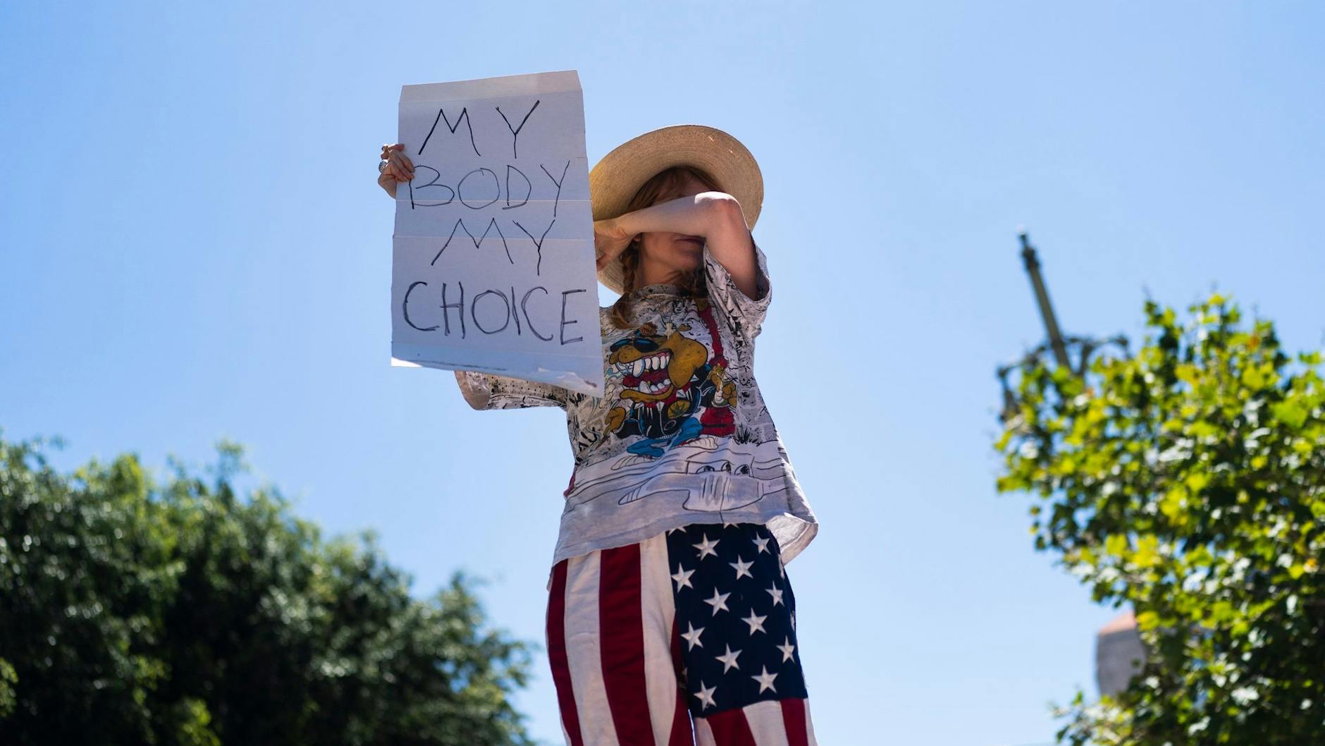 Die Abtreibungsrechtlerin Eleanor Wells wischt sich während einer Demonstration in Los Angeles die Tränen ab.