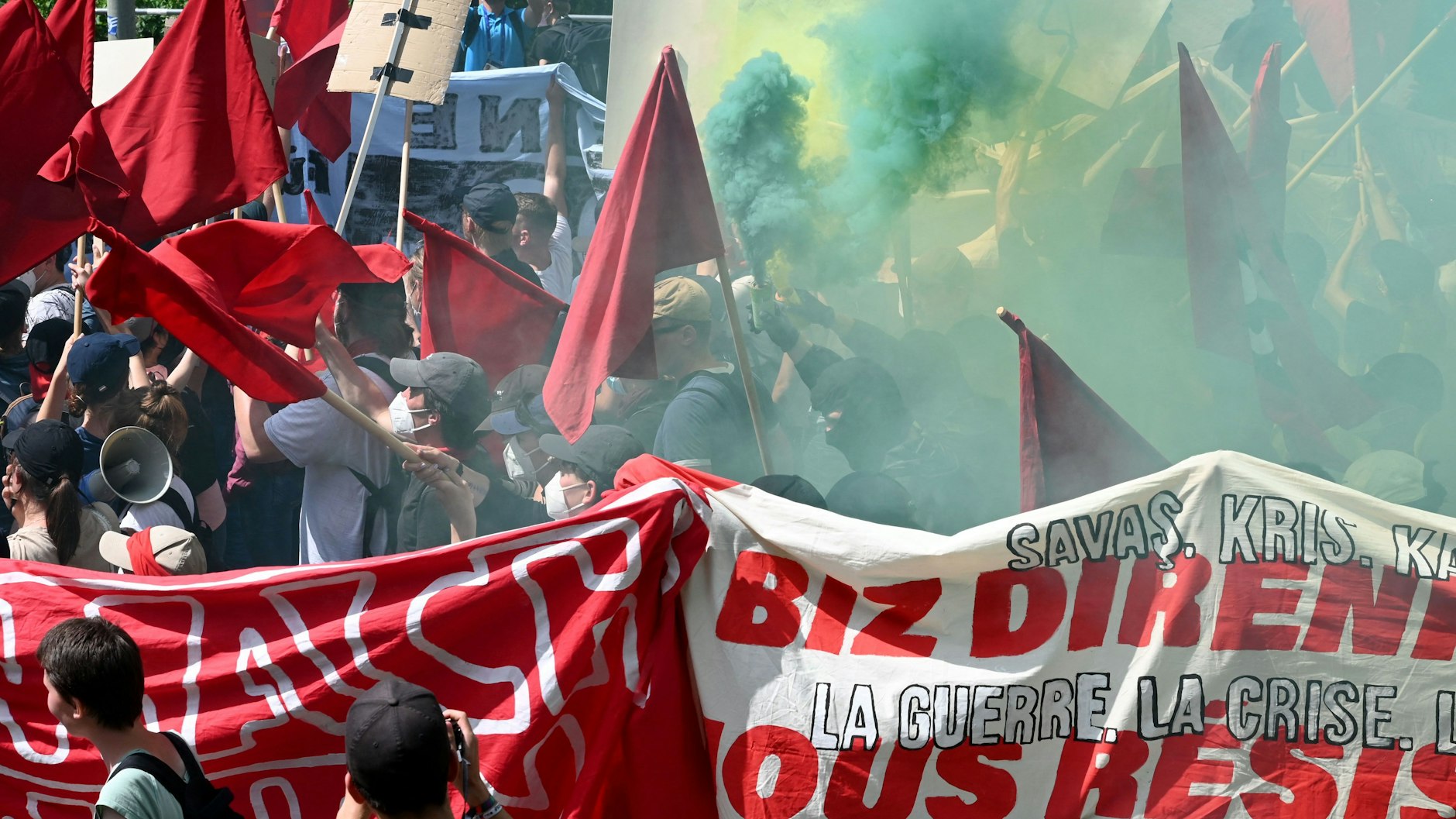 „Mit G7 gibt es keinen Frieden“, skandieren anti-G7-Demonstranten in Garmisch-Partenkirchen am Sonntag, 26. Juni