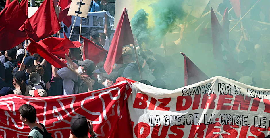 „Mit G7 gibt es keinen Frieden“, skandieren anti-G7-Demonstranten in Garmisch-Partenkirchen am Sonntag, 26. Juni