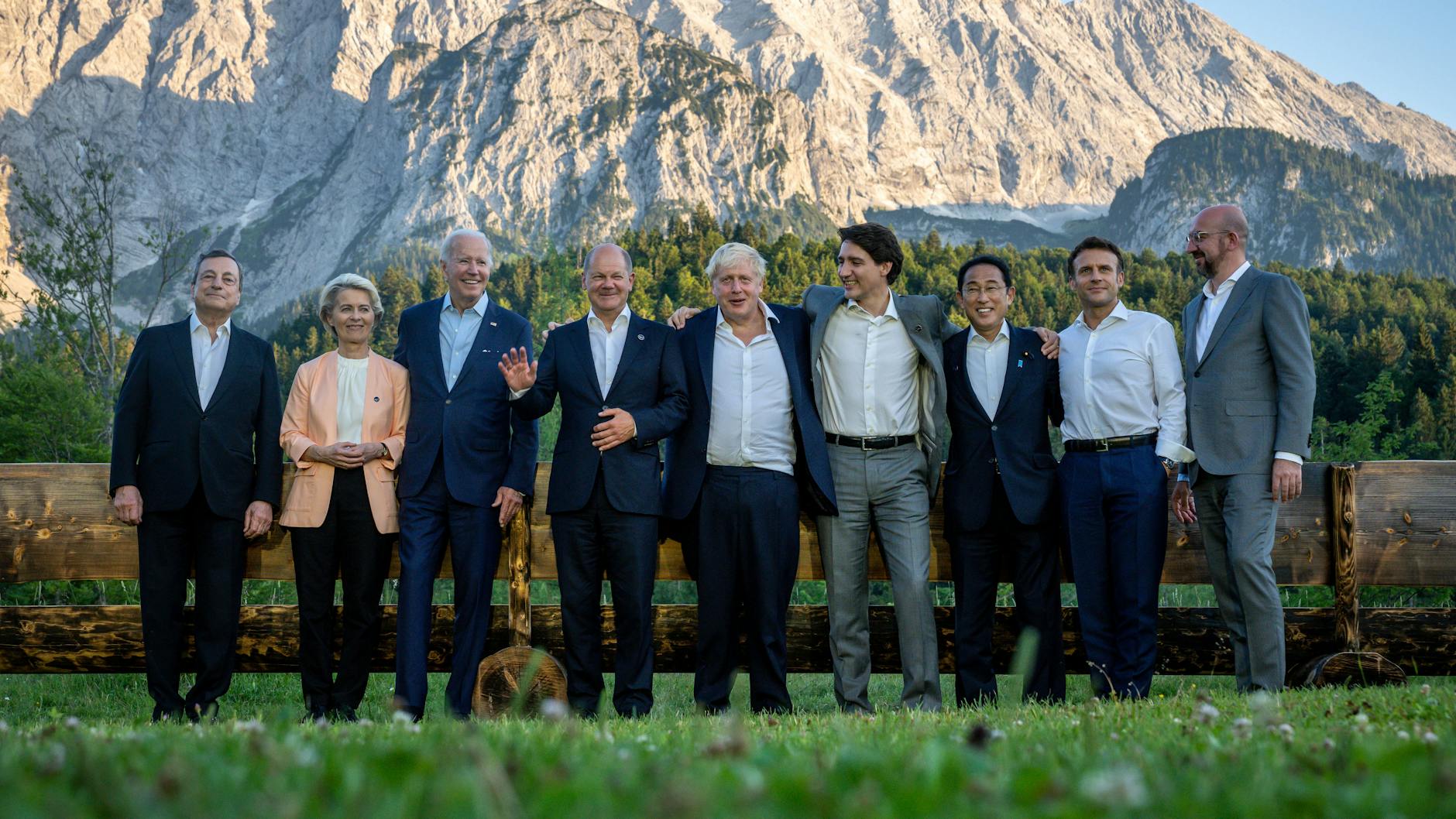 Bayern, Elmau: Die Chefs haben sich beim G7 Treffen auf Schloss Elmau nach dem Abendessen zu einem informellen Gruppenbild an der "Merkel - Obama" Bank aufgestellt. Von links nach rechts: Mario Draghi, Premierminister von Italien, Ursula von der Leyen, EU- Kommissionspräsidentin, US-Präsident Joe Biden, Bundeskanzler Olaf Scholz (SPD), Boris Johnson, Premierminister von Großbritannien, Justin Trudeau, Premierminister von Kanada, Fumio Kishida, Premierminister von Japan, Emmanuel Macron, Präsident von Frankreich, Charles Michel, EU- Ratspräsident.