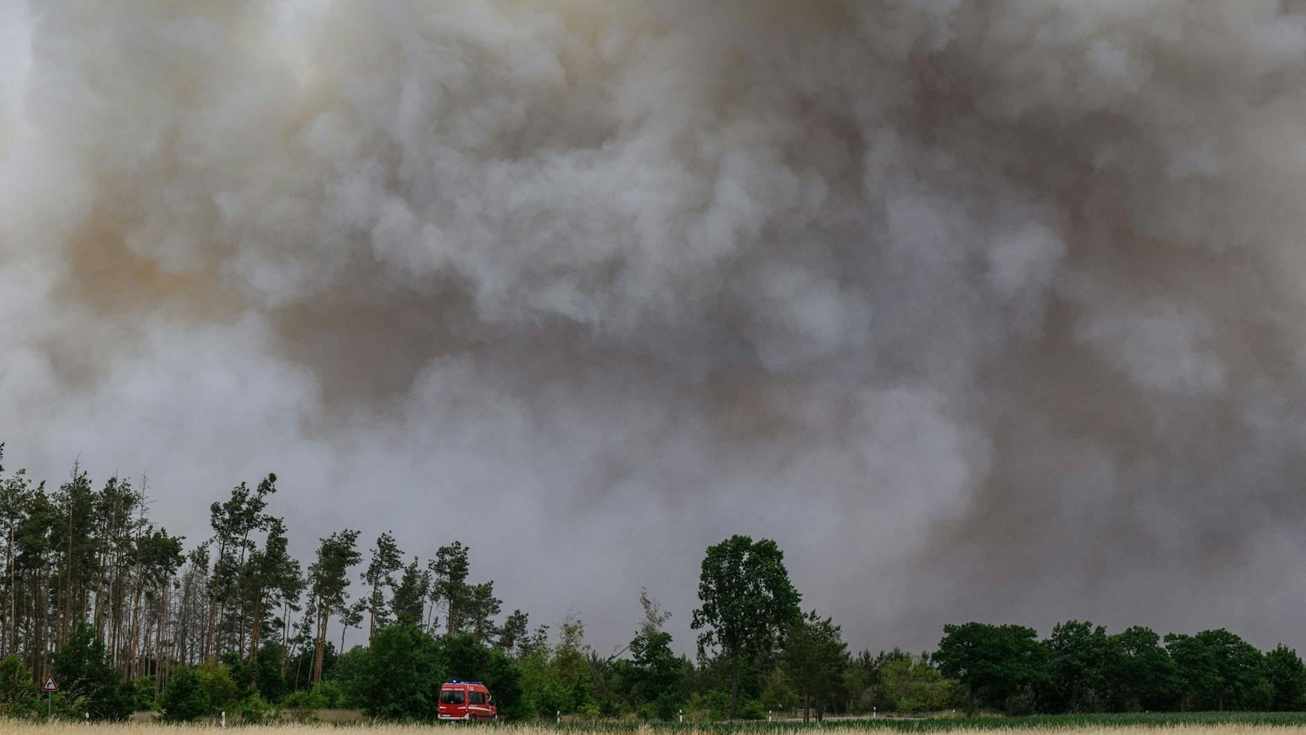 Rauch steigt aus einem Waldbrandgebiet in der Gohrischheide in den Himmel. Foto: Robert Michael/dpa