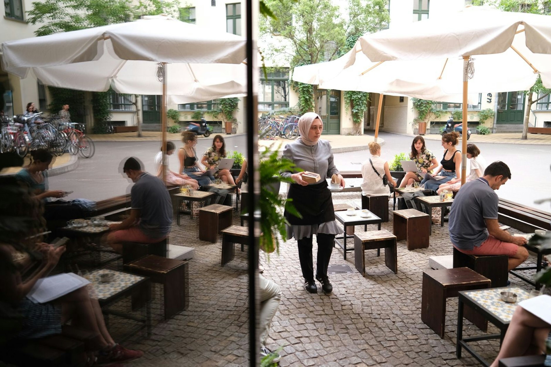 Bargeldlos zahlen im Café Ben Rahim&nbsp;in den Hackeschen Höfen.