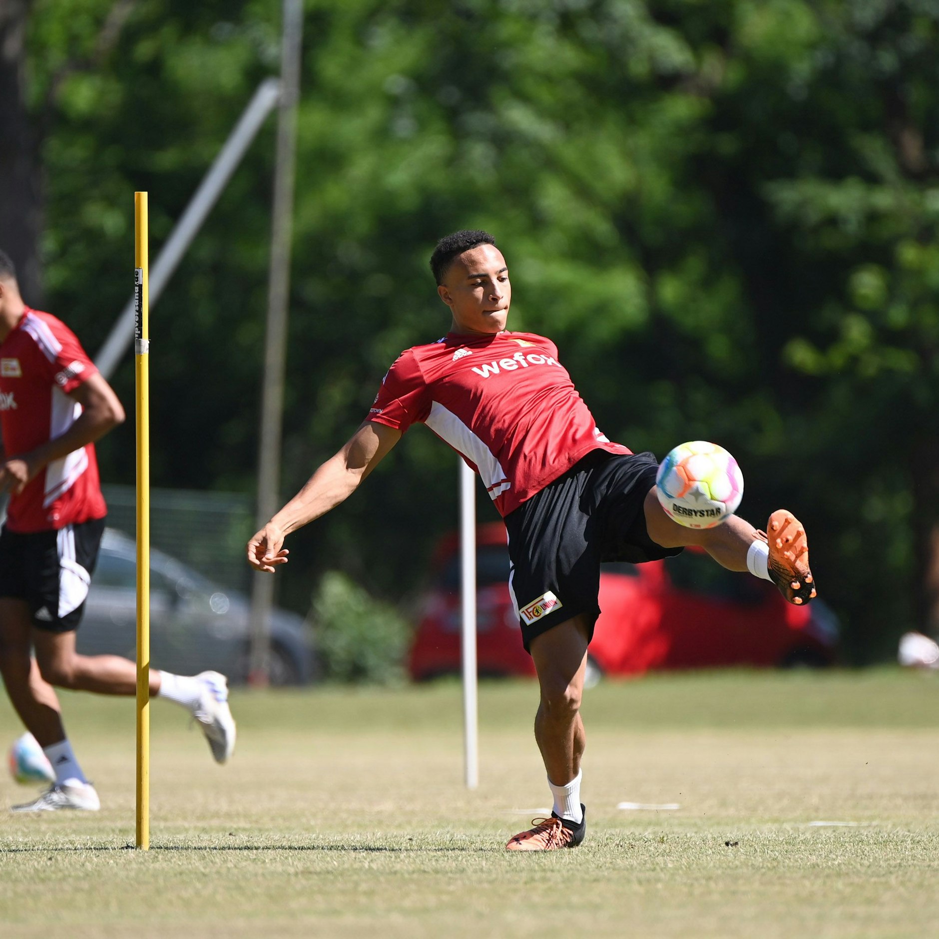 Unions Jamie Leweling hat beim Training schon wieder den Ball am Fuß.
