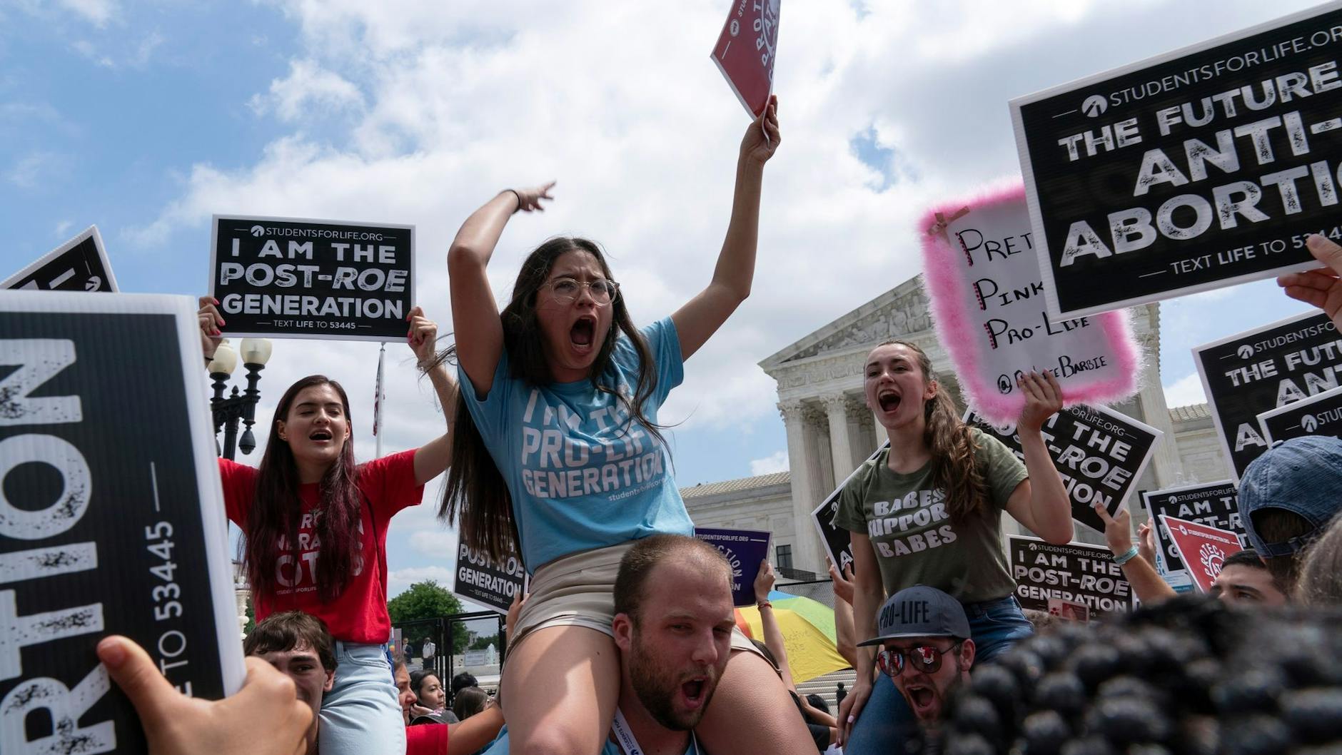 Abtreibungsgegner feiern das Urteil des Obersten Gerichtshofs, mit dem das Urteil Roe v. Wade gekippt wurde, in Washington.