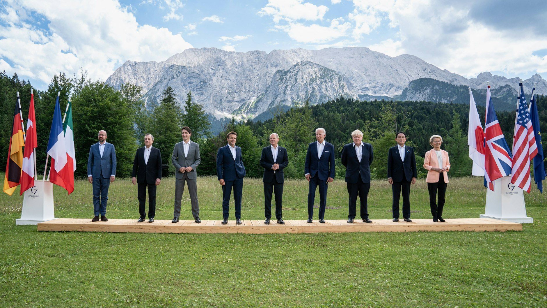 Das Familienfoto der G7: EU-Ratspräsident Charles Michel (l.), Italiens Premier Mario Draghi, Justin Trudeau, Premierminister von Kanada, Frankreichs Präsident Emmanuel Macron, Kanzler Olaf Scholz, US-Präsident Joe Biden, Briten-Premier Boris Johnson, sein Amtskollege Fumio Kishida aus Japan und EU-Kommissionspräsidentin Ursula von der Leyen.