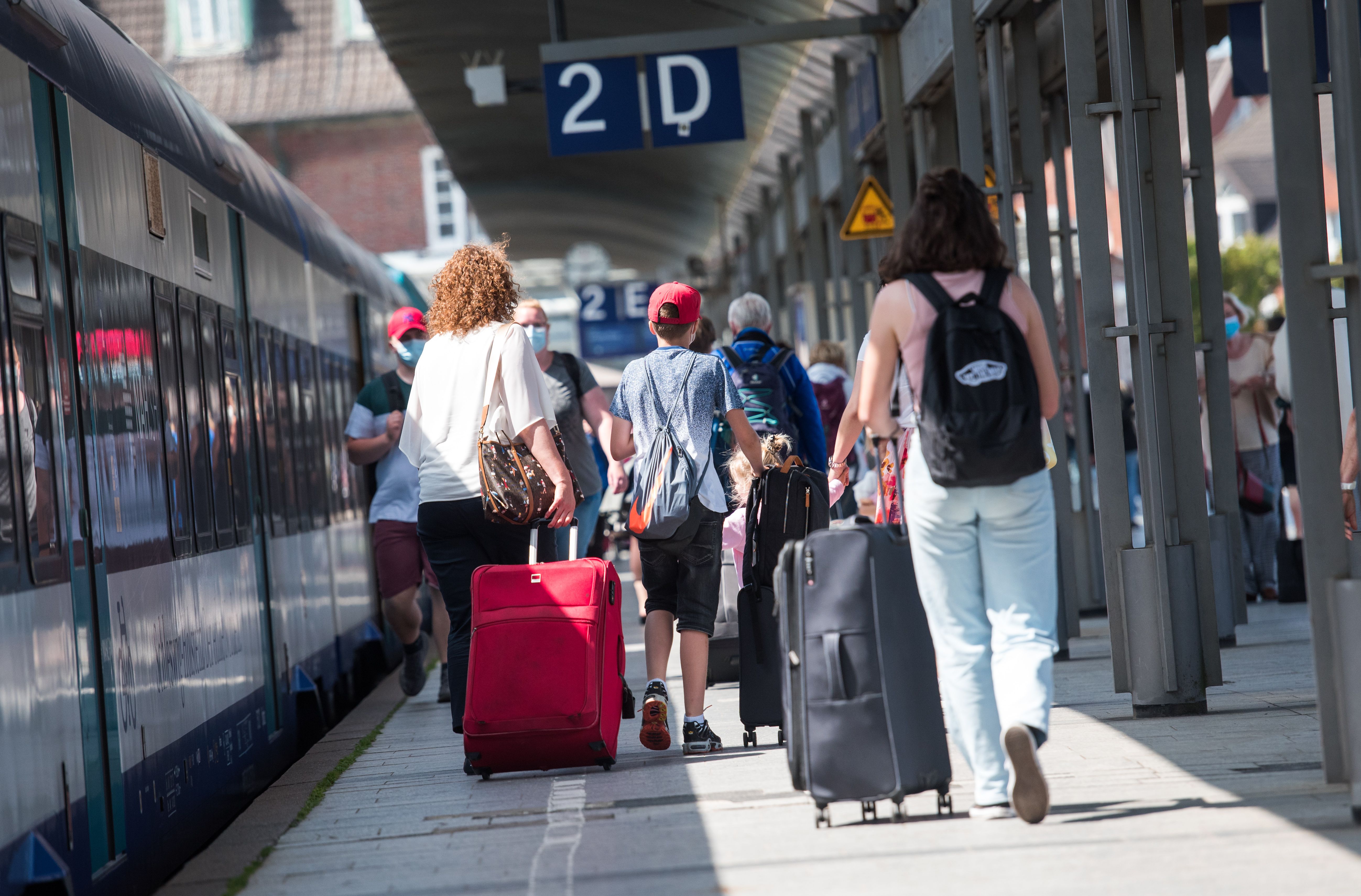 9-Euro-Ticket in den Sommerferien: Kommt es zum Kampf um den letzten Stehplatz? Fahrgastverband bettelt: Bitte nehmt die Fernzüge!