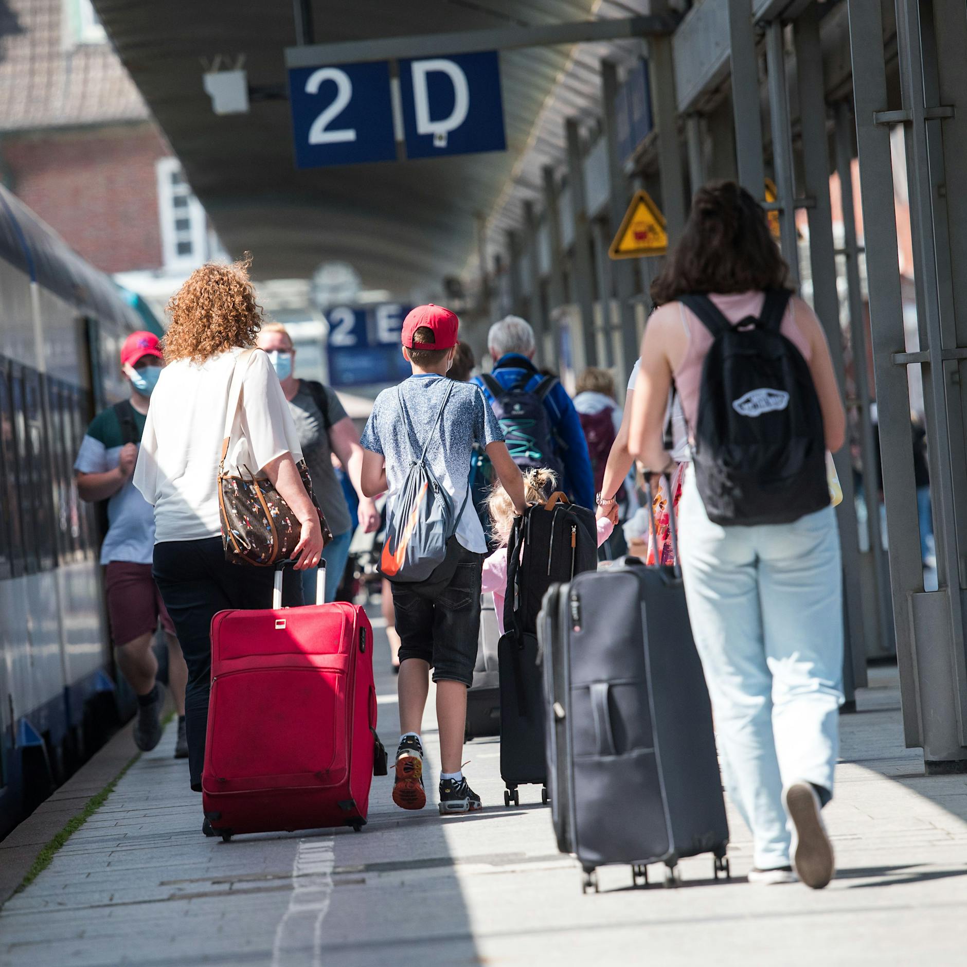 9-Euro-Ticket in den Sommerferien: Kommt es zum Kampf um den letzten Stehplatz? Fahrgastverband bettelt: Bitte nehmt die Fernzüge!