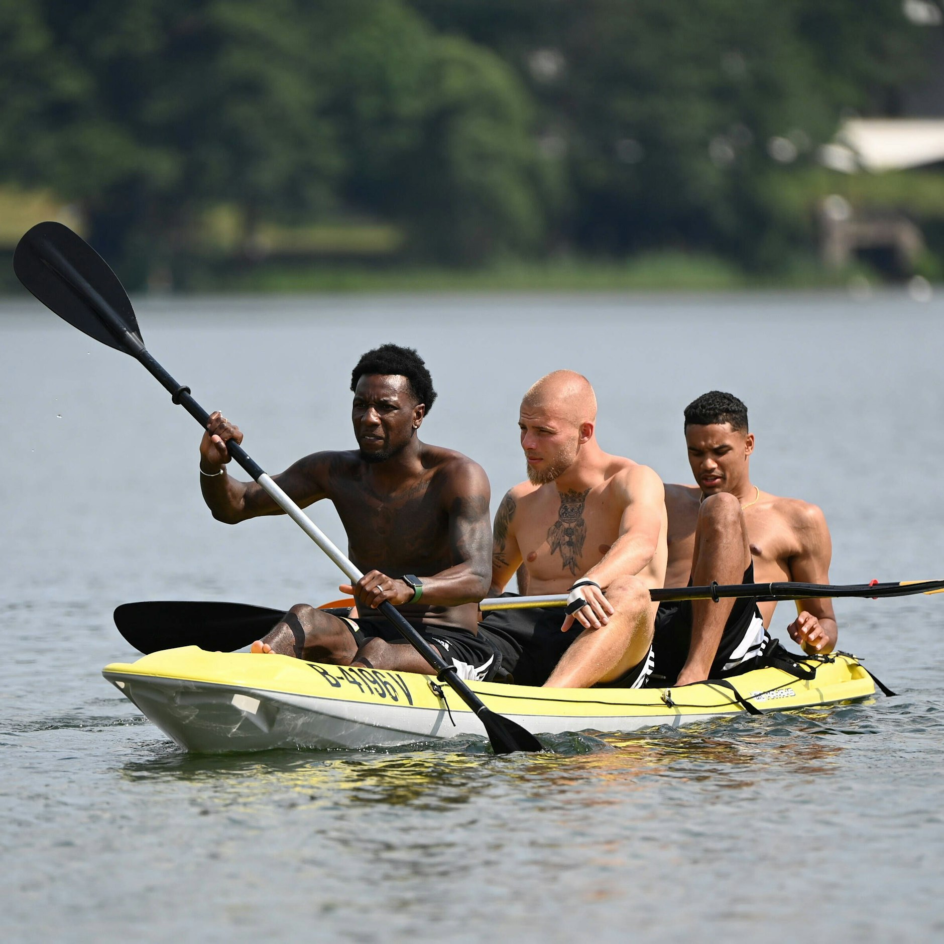 Das eiserne Team Oranje auf dem Scharmützelsee. Hier überlassen Danilho Doekhi (r.) und Rick van Drongelen Landsmann Sheraldo Becker (l.) die Initiative.
