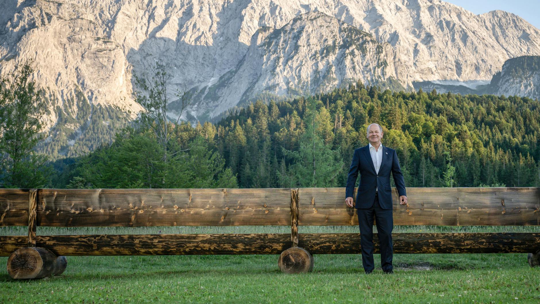 Bayern, Elmau: Bundeskanzler Olaf Scholz (SPD) kommt als erster zum informellen Gruppenbild.