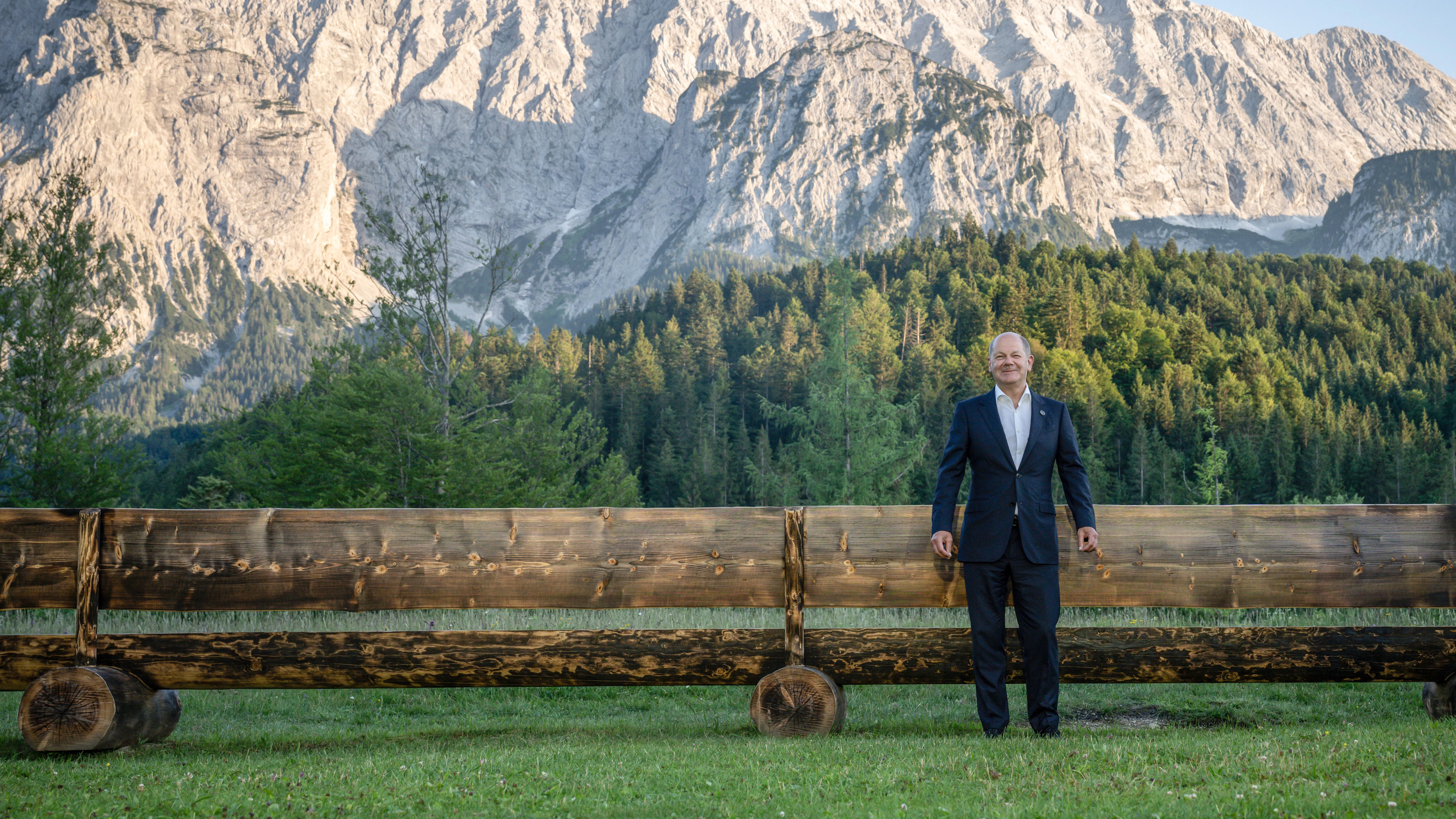 Bayern, Elmau: Bundeskanzler Olaf Scholz (SPD) kommt als erster zum informellen Gruppenbild.