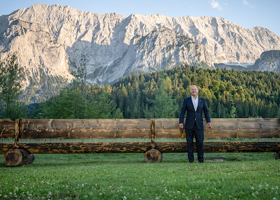 Bayern, Elmau: Die Chefs haben sich beim G7 Treffen auf Schloss Elmau nach dem Abendessen zu einem informellen Gruppenbild an der "Merkel - Obama" Bank aufgestellt. Von links nach rechts: Mario Draghi, Premierminister von Italien, Ursula von der Leyen, EU- Kommissionspräsidentin, US-Präsident Joe Biden, Bundeskanzler Olaf Scholz (SPD), Boris Johnson, Premierminister von Großbritannien, Justin Trudeau, Premierminister von Kanada, Fumio Kishida, Premierminister von Japan, Emmanuel Macron, Präsident von Frankreich, Charles Michel, EU- Ratspräsident.
