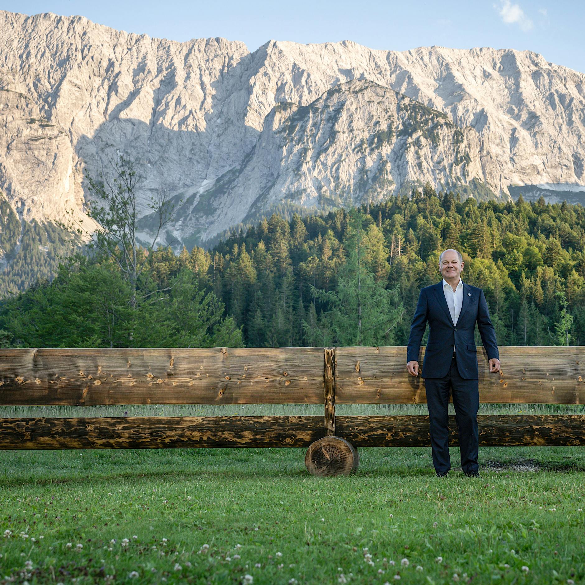 Wie einst Merkel und Obama: G7 posiert vor legendärer Holzbank