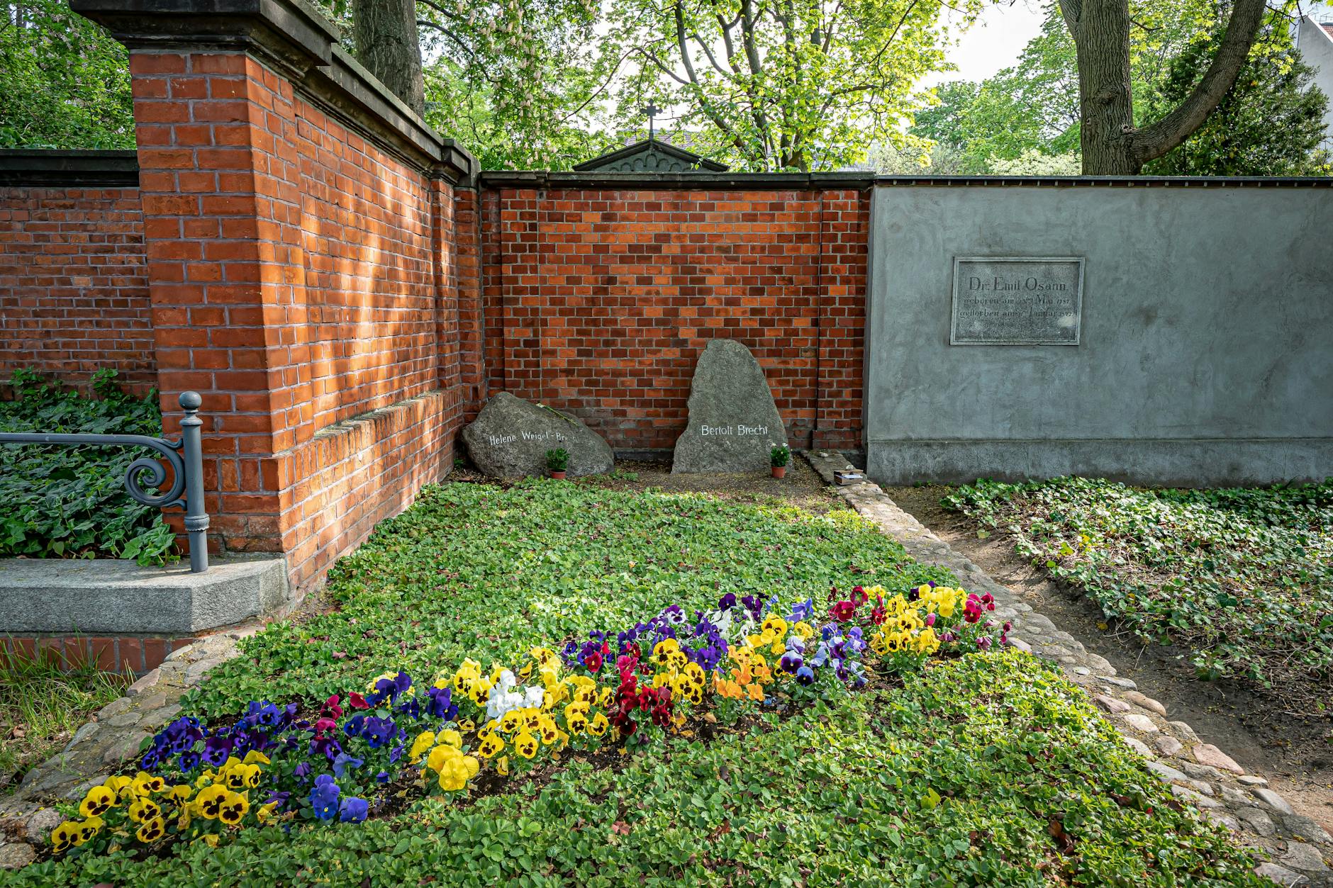 Das Grab von Bertolt Brecht auf dem Dorotheenstädtischen Friedhof