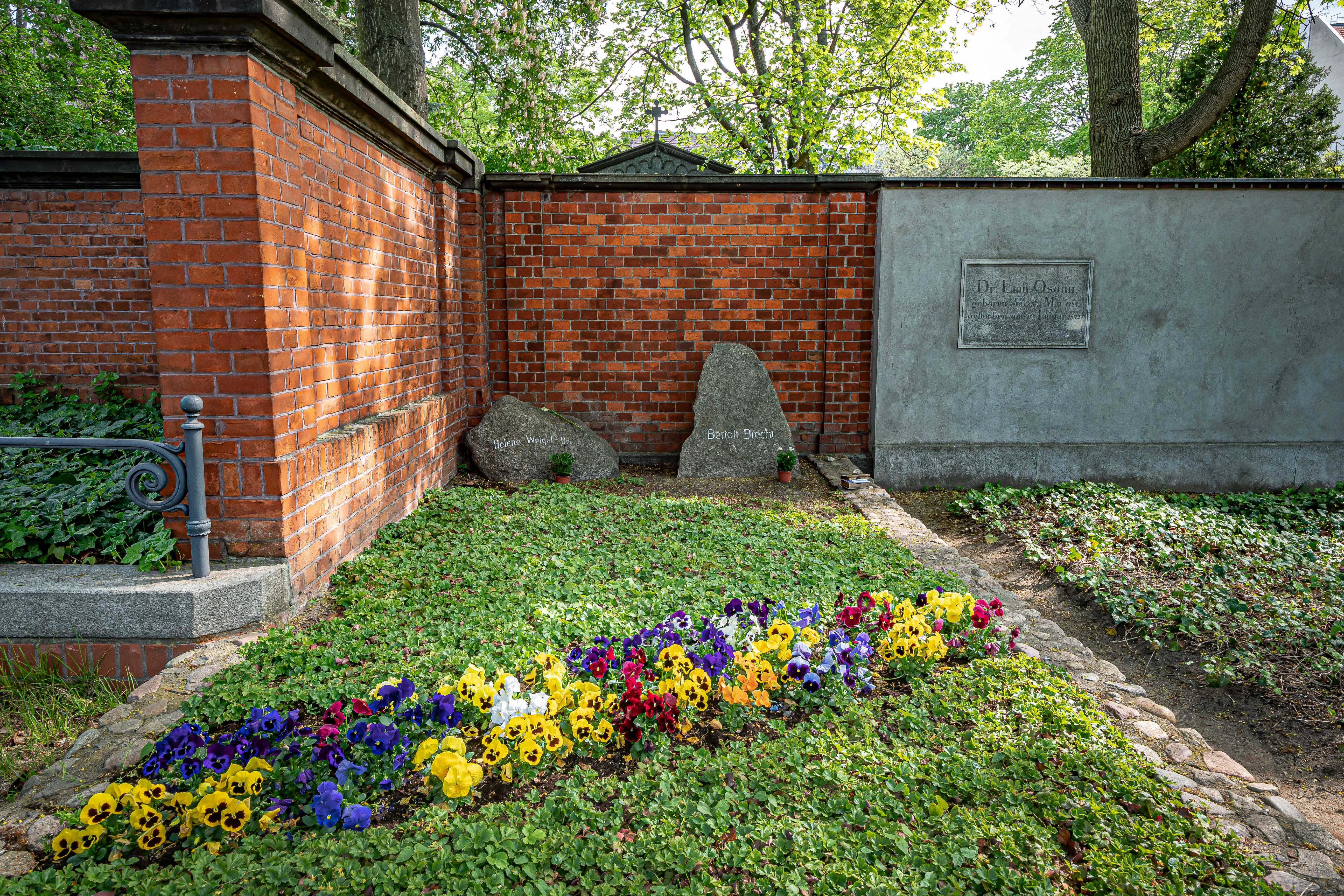 Das Grab von&nbsp;Bertolt Brecht auf dem Dorotheenstädtischen Friedhof