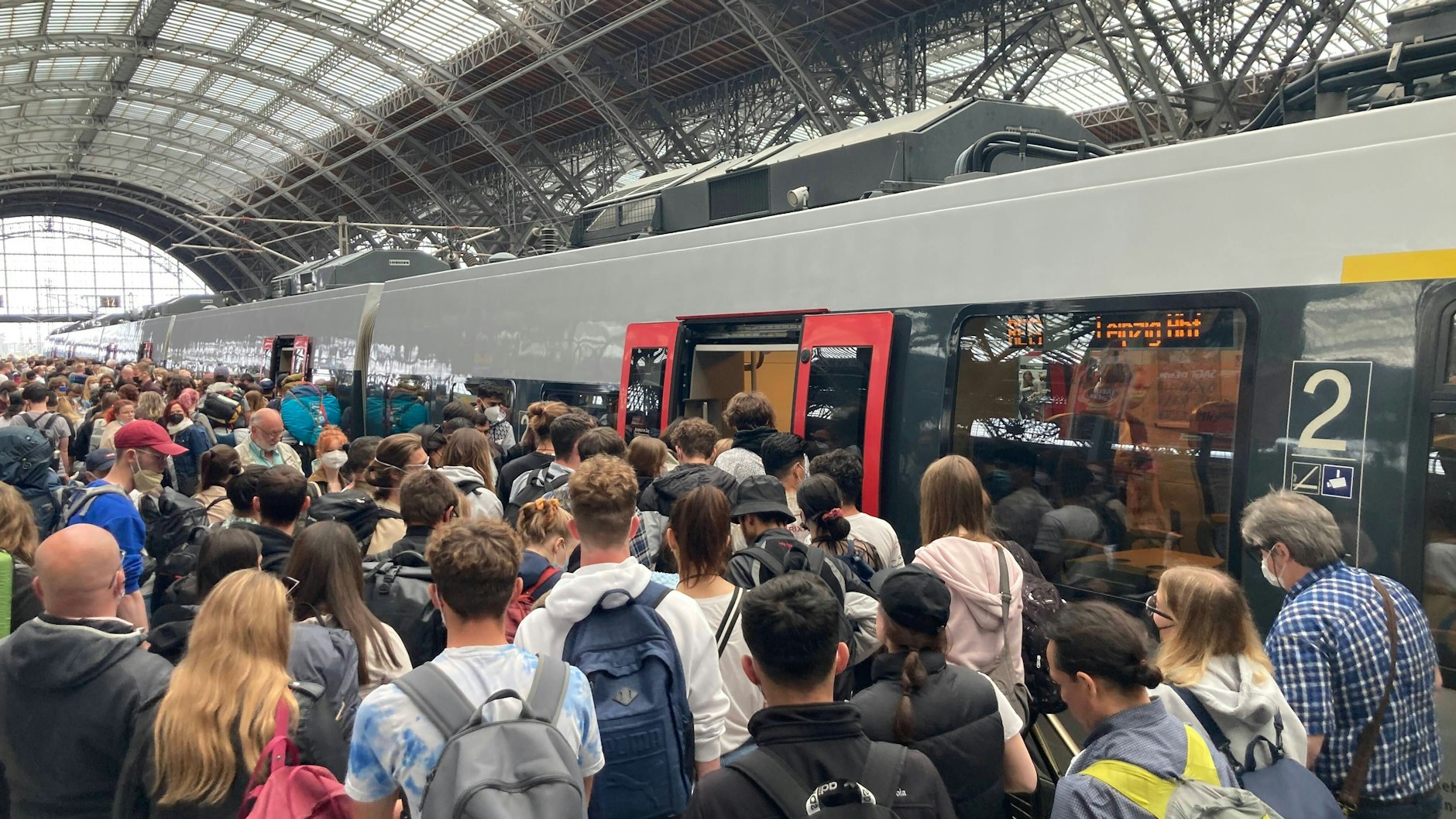 9-Euro-Ticket-Frust: Passagiere vor einem hoffnungslos überfüllten Regionalexpress