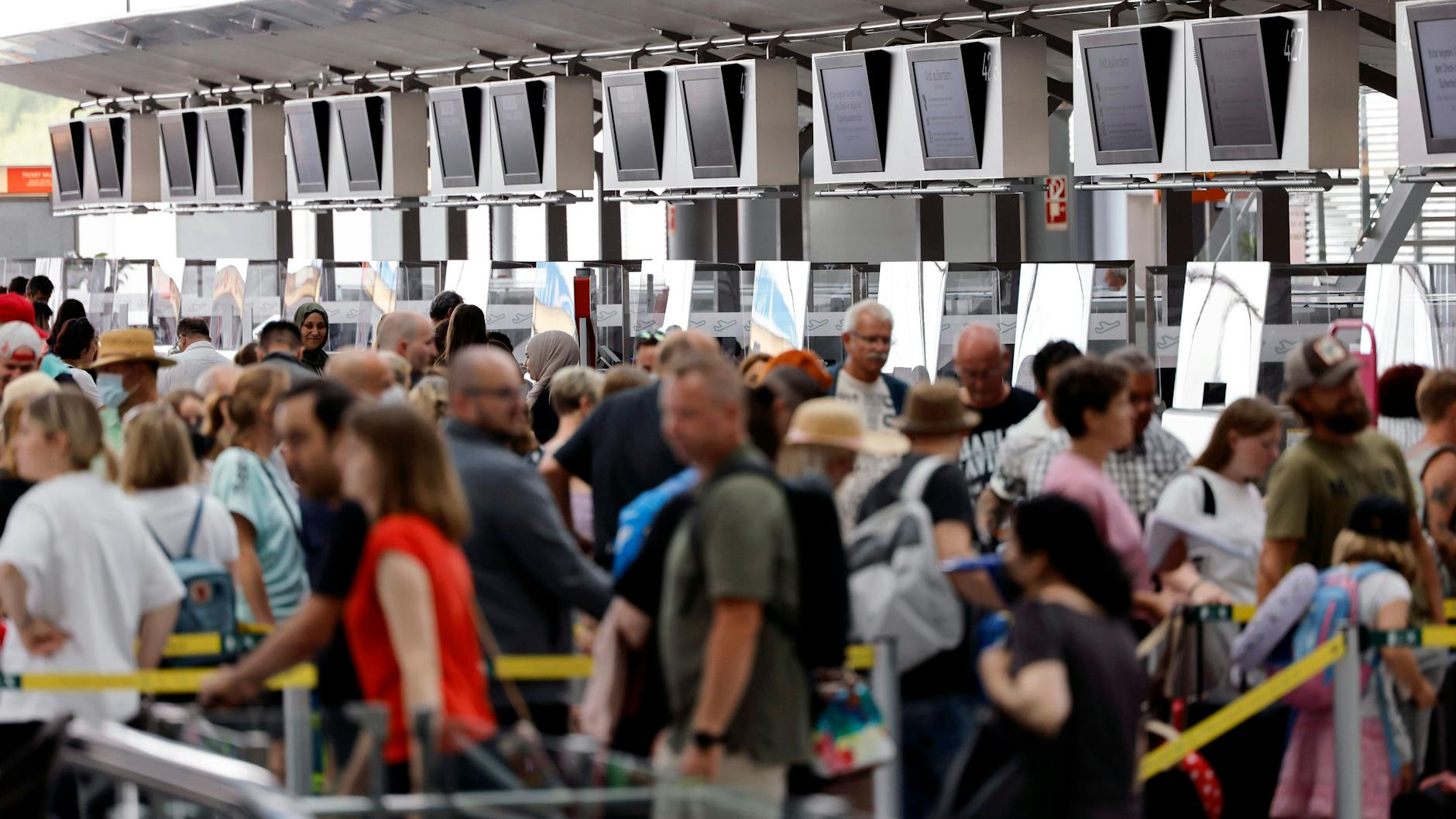 Lange Warteschlagen vor dem Check-In sorgen für Frust. Passagiere müssen mehrere Stunden auf Check-In oder vor Sicherheitskontrollen warten.