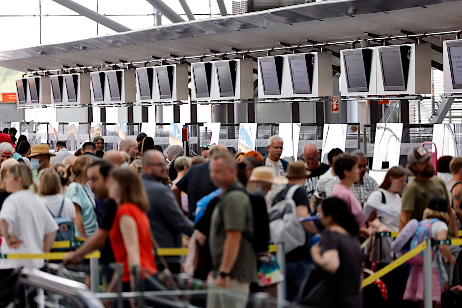 Lange Warteschlagen vor dem Check-In sorgen für Frust. Passagiere müssen mehrere Stunden auf Check-In oder vor Sicherheitskontrollen warten.