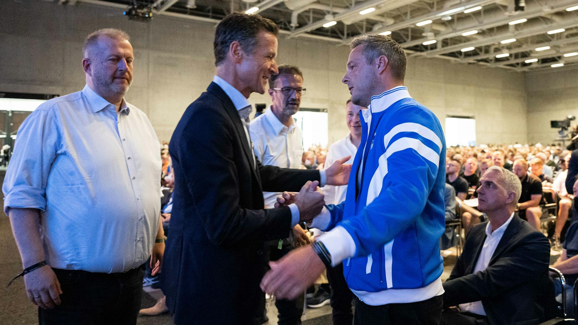 Finanz-Boss Ingo Schiller, Geschäftsführer Thomas Herrich und Sportchef Fredi Bobic (v. l.) beglückwünschen Kay Bernstein zur Wahl zum neuen Hertha-Präsidenten.