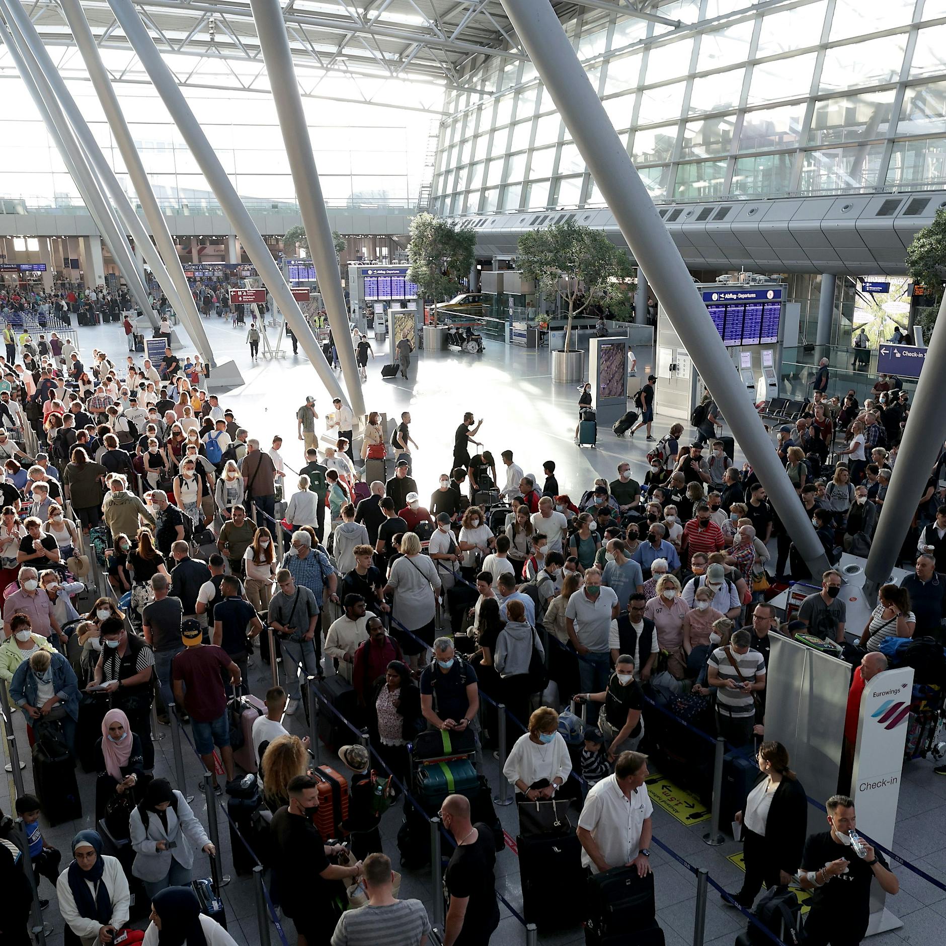 Horror-Start in die Sommerferien: irre Schlangen, entnervte Passagiere, Hunderte ohne Koffer!