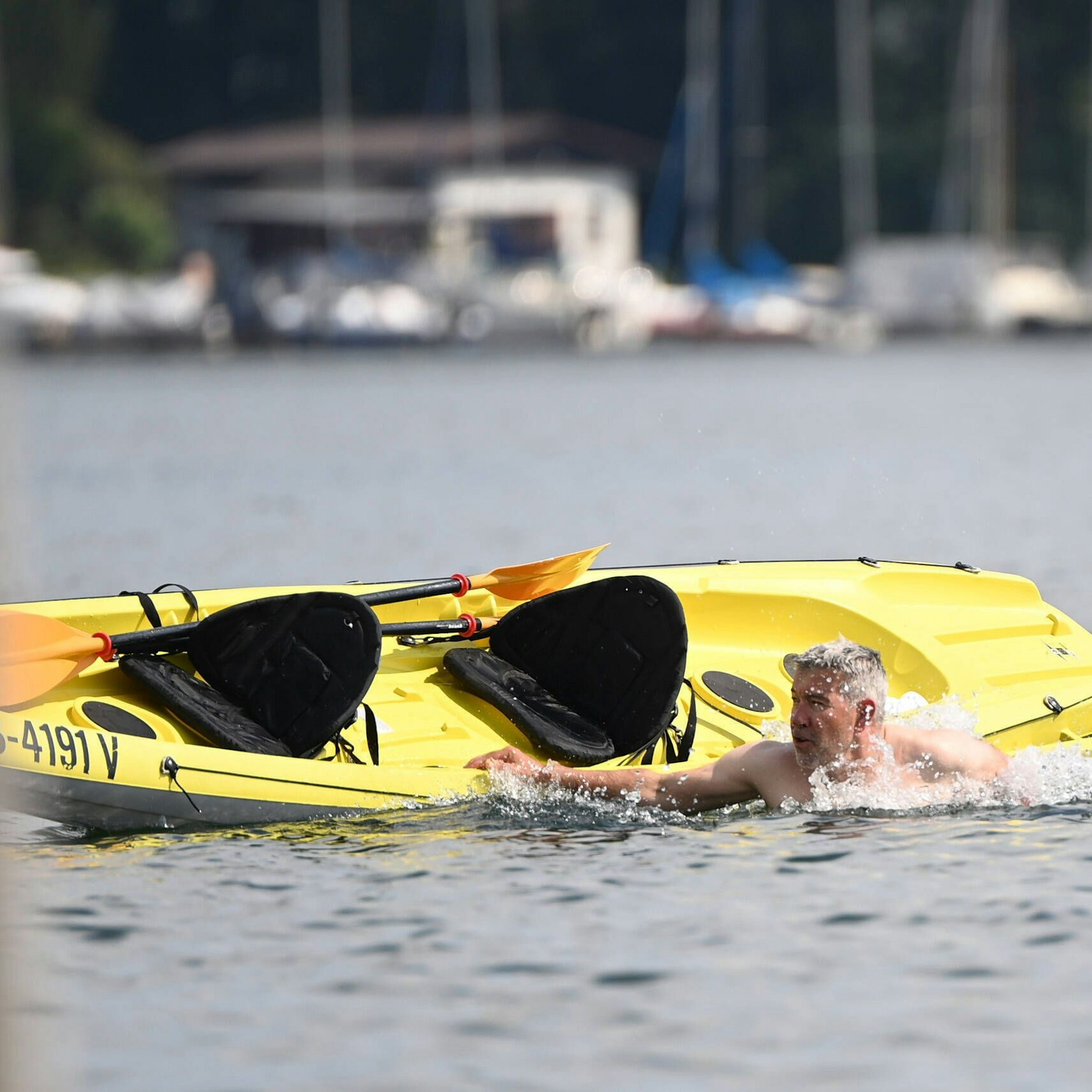 Abtauchen zum Erfrischen: Unions Trainer Urs Fischer ging baden …