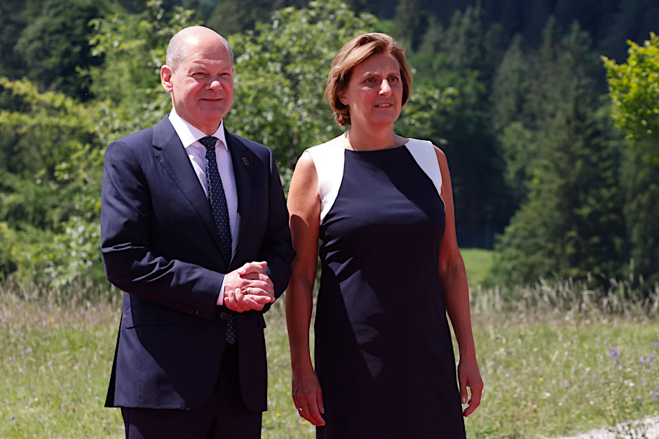 Bundeskanzler Olaf Scholz und seine Gattin Britta Ernst vor dem Empfang der Gäste des G7-Gipfels auf&nbsp;Schloss Elmau.