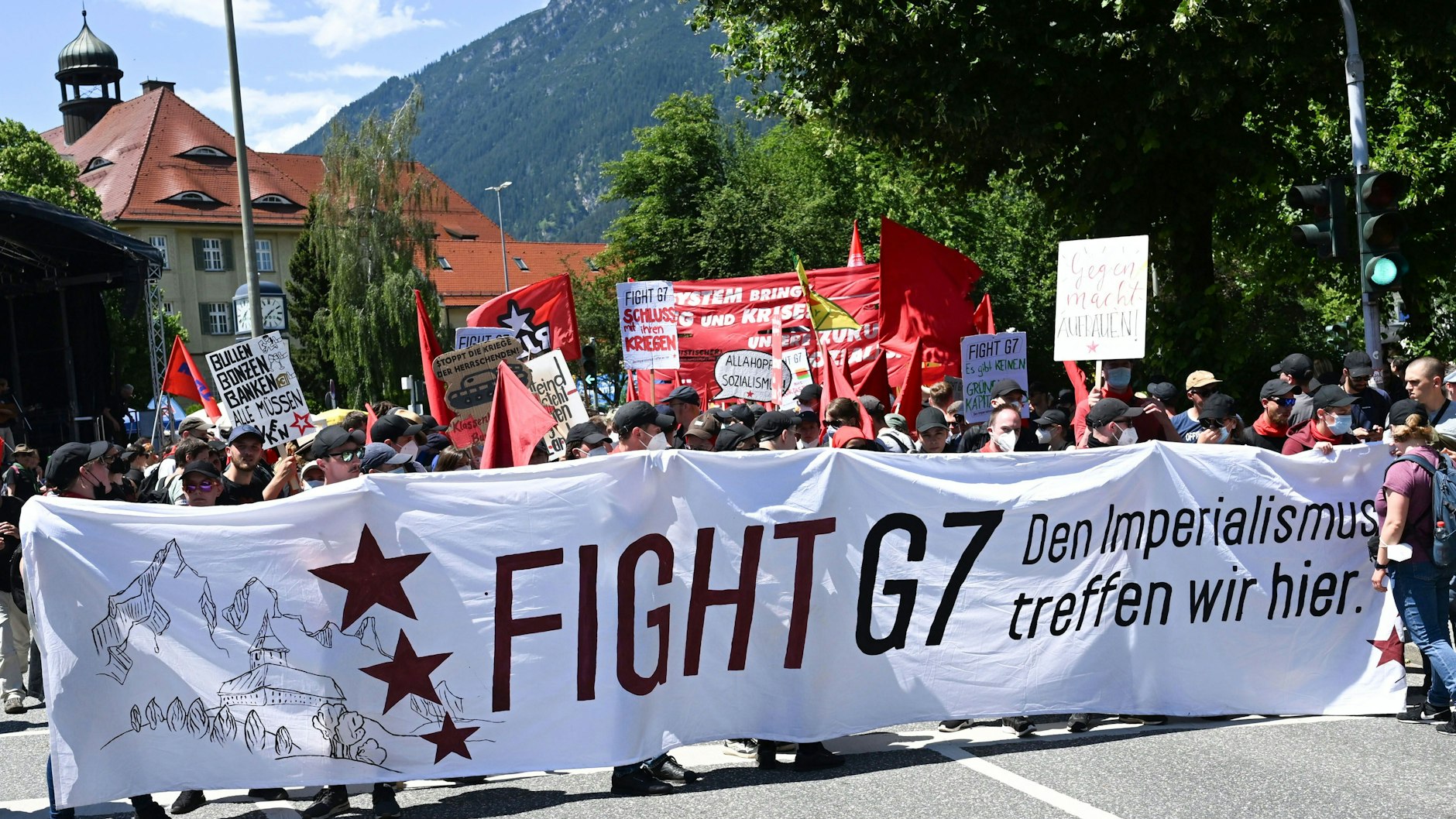 Hunderte Gipfel-Gegner zogen bei einem Protestmarsch durch Garmisch-Partenkirchen.