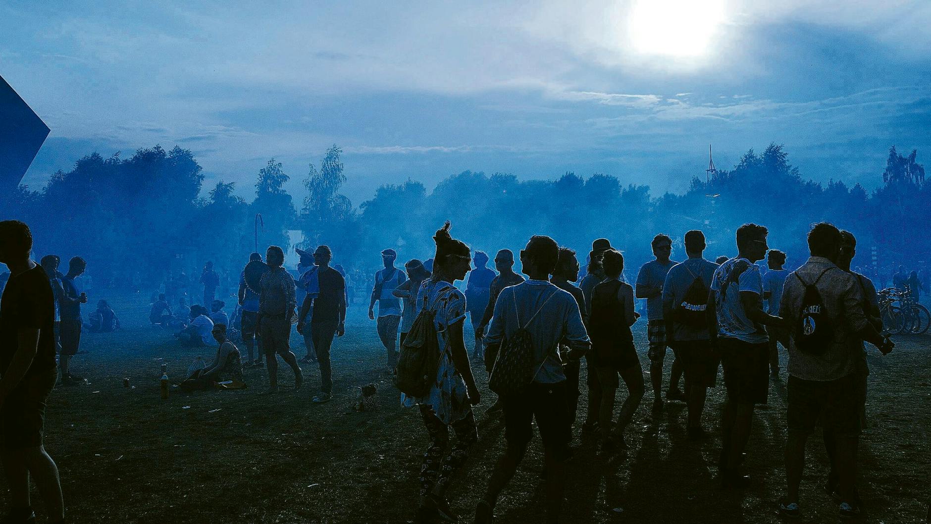 Tanz im Kunstnebel beim Fusion-Festival