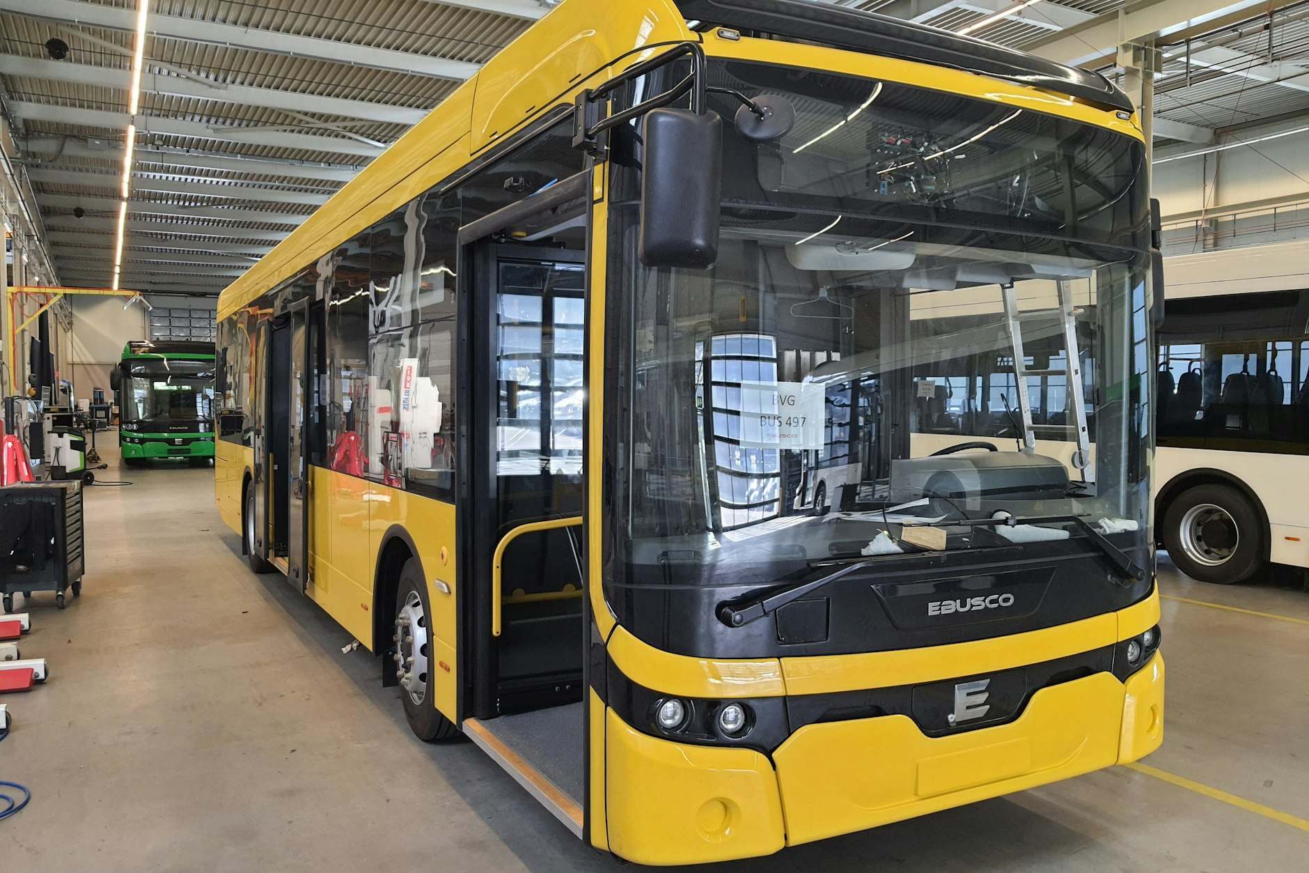 Einer der neuen Elektro-Busse wird vom niederländischen Hersteller Ebusco für die Auslieferung nach Berlin vorbereitet.