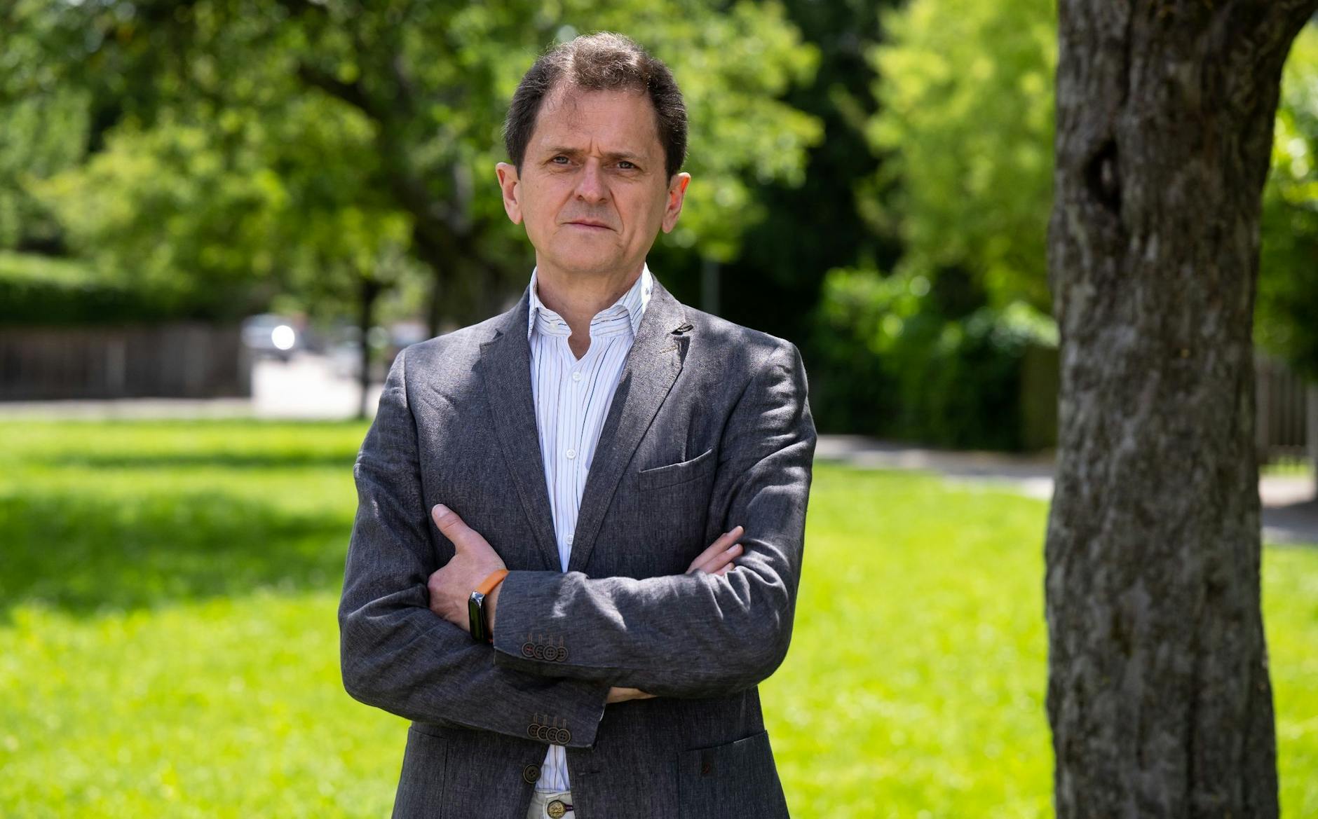 Virologe Klaus Stöhr hält Abstand halten und Maske tragen zurzeit für nicht notwendig.