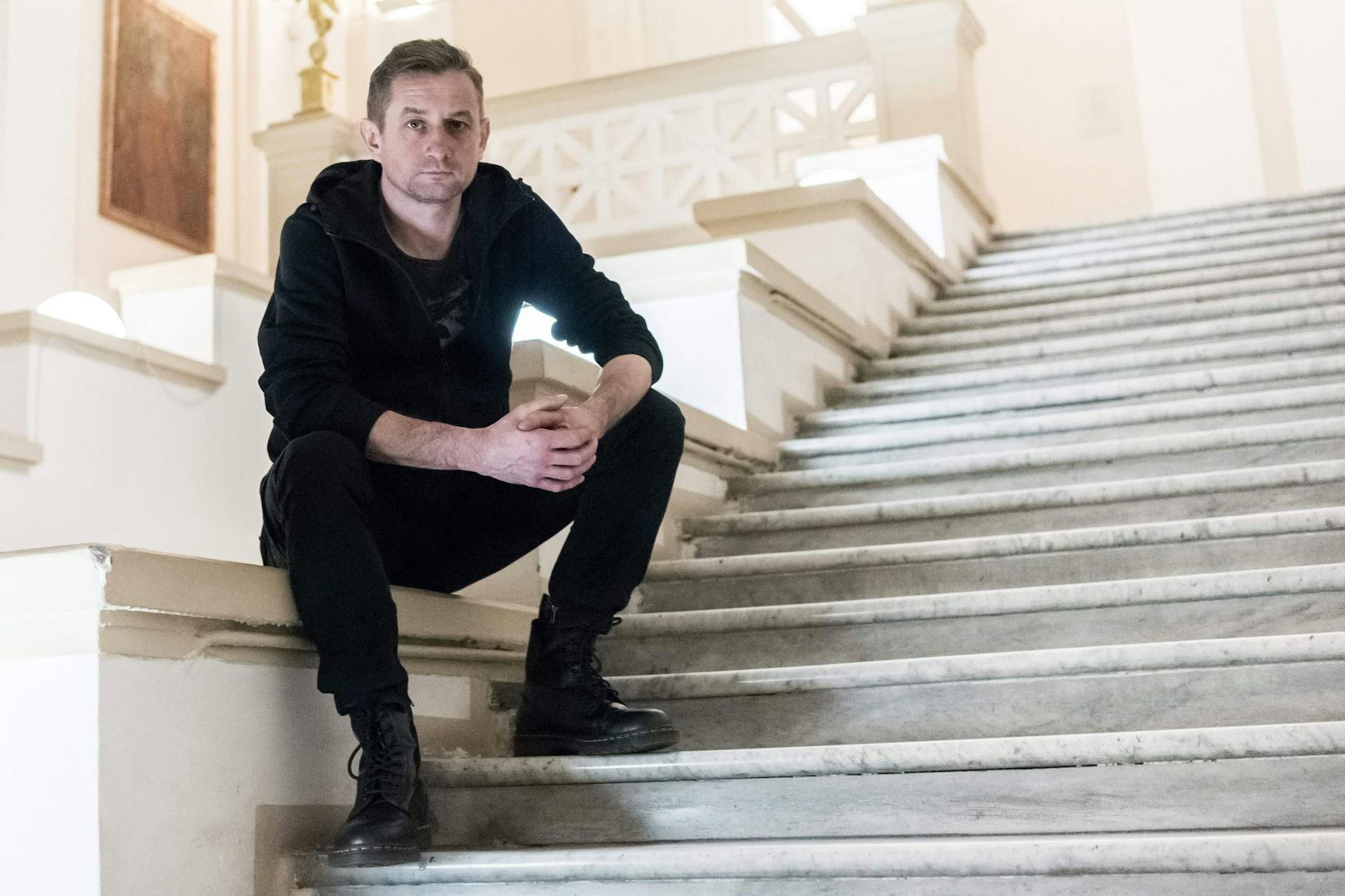 Serhij Zhadan, der Autor von so bedeutenden Romanen wie „Internat“, der auch Lyriker, Songtexter und Sänger ist, erhält den Friedenspreis des Deutschen Buchhandels 2022.