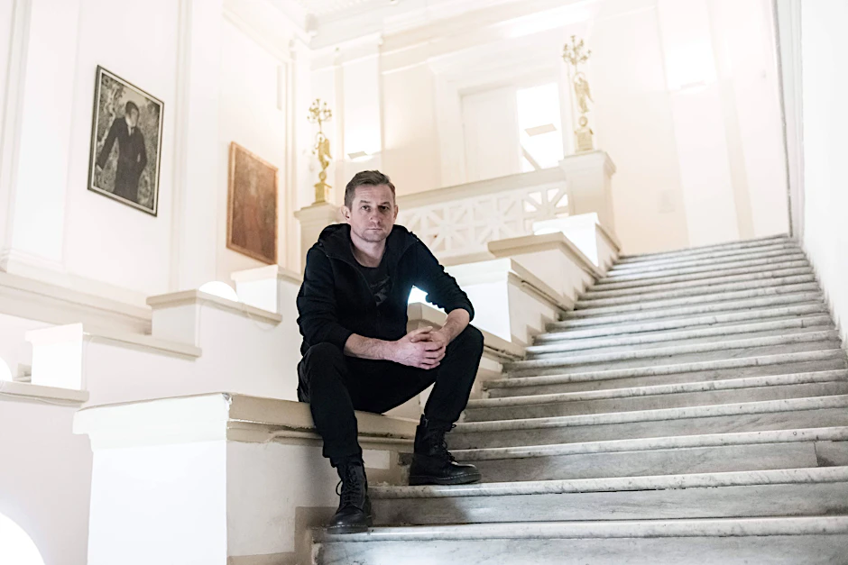 Serhij Zhadan, der Autor von so bedeutenden Romanen wie „Internat“, der auch Lyriker, Songtexter und Sänger ist, erhält den Friedenspreis des Deutschen Buchhandels 2022.