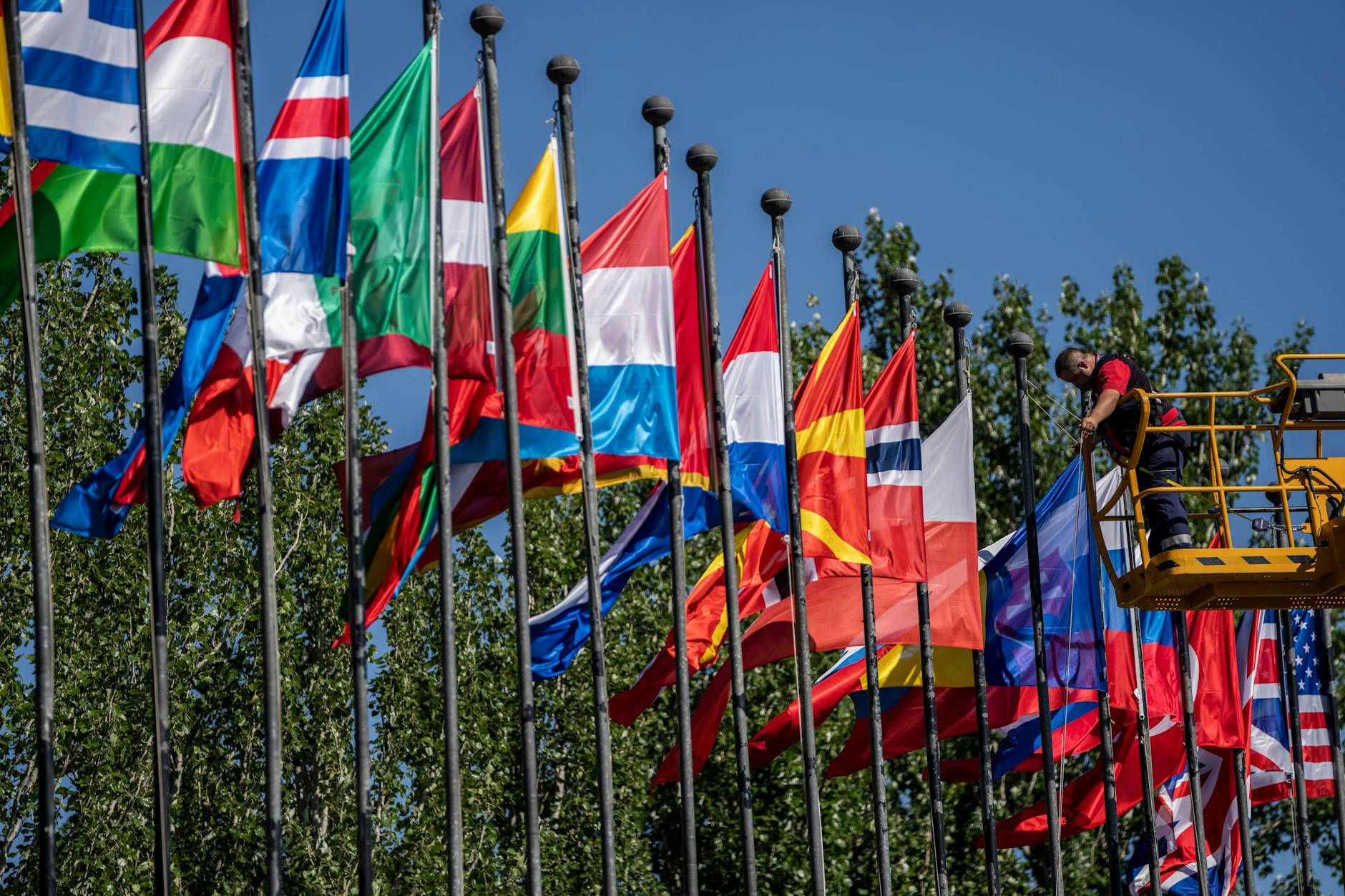 Die Fahnen der 30 Nato-Staaten sind schon da, am Dienstag beginnt in Madrid der Gipfel des Verteidigungsbündnisses.