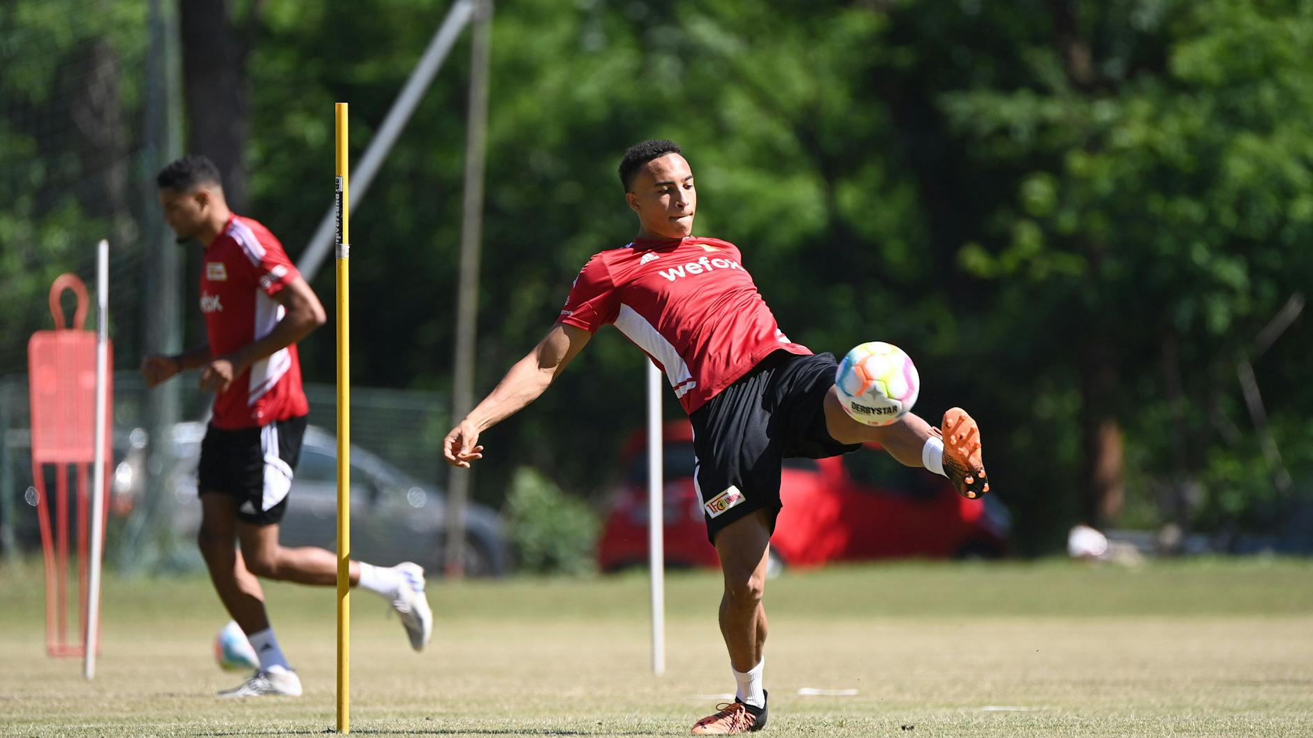 Im Trainingslager in Bad Saarow war Jamie Leweling beim Training auch in Aktion mit dem Ball gesehen.