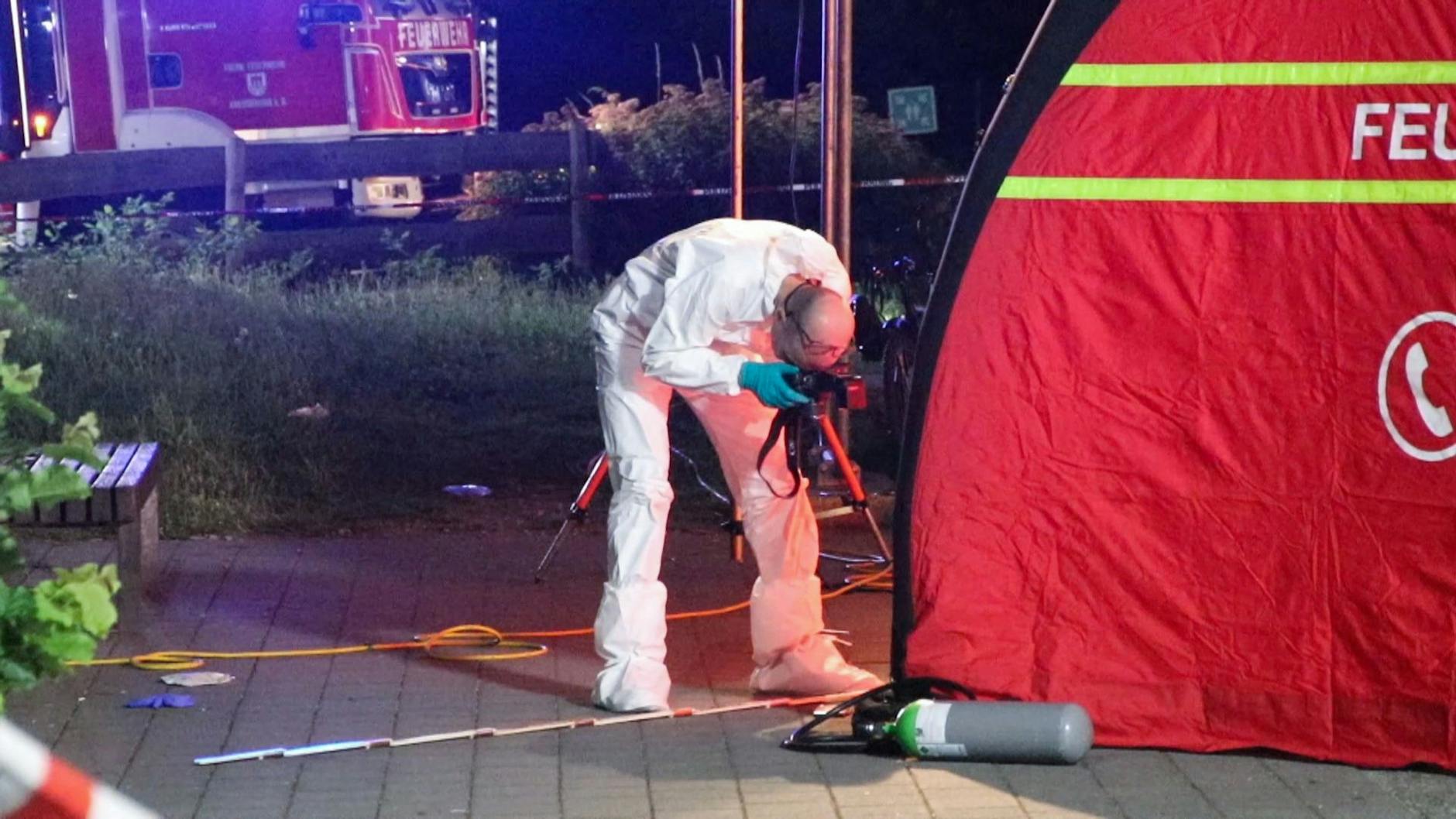 Die Spurensicherung ermittelt nach einem Messerangriff an einer Asylbewerberunterkunft.