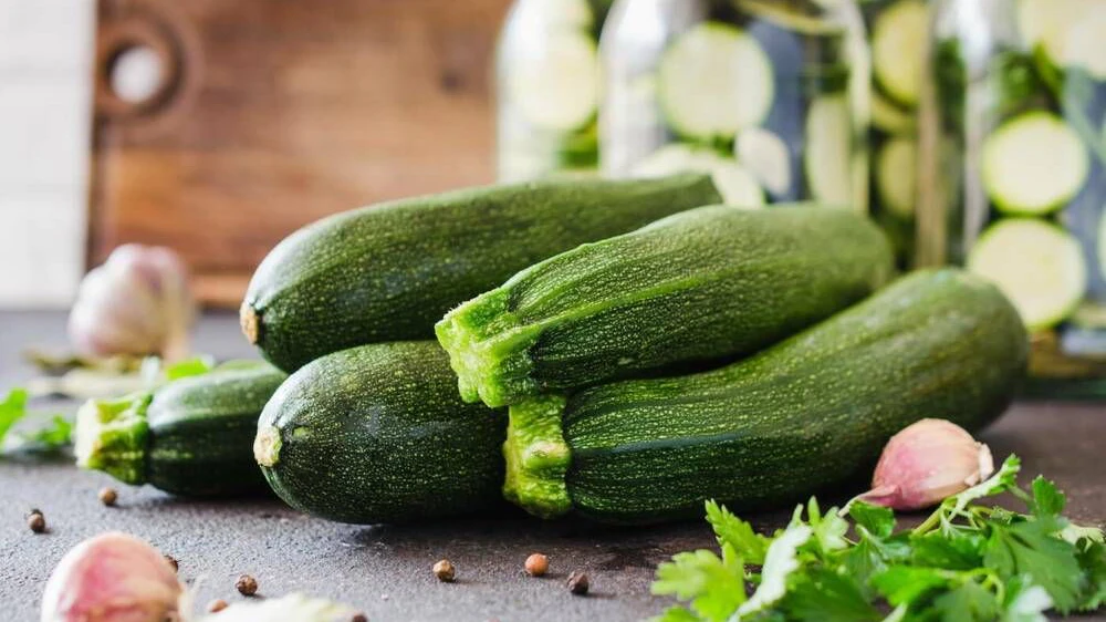Beim Zubereiten von Zucchini aus dem Garten sollte man vorsichtig sein und gut Acht geben, ob sie bitter ist. Wenn ja, ist sie giftig.
